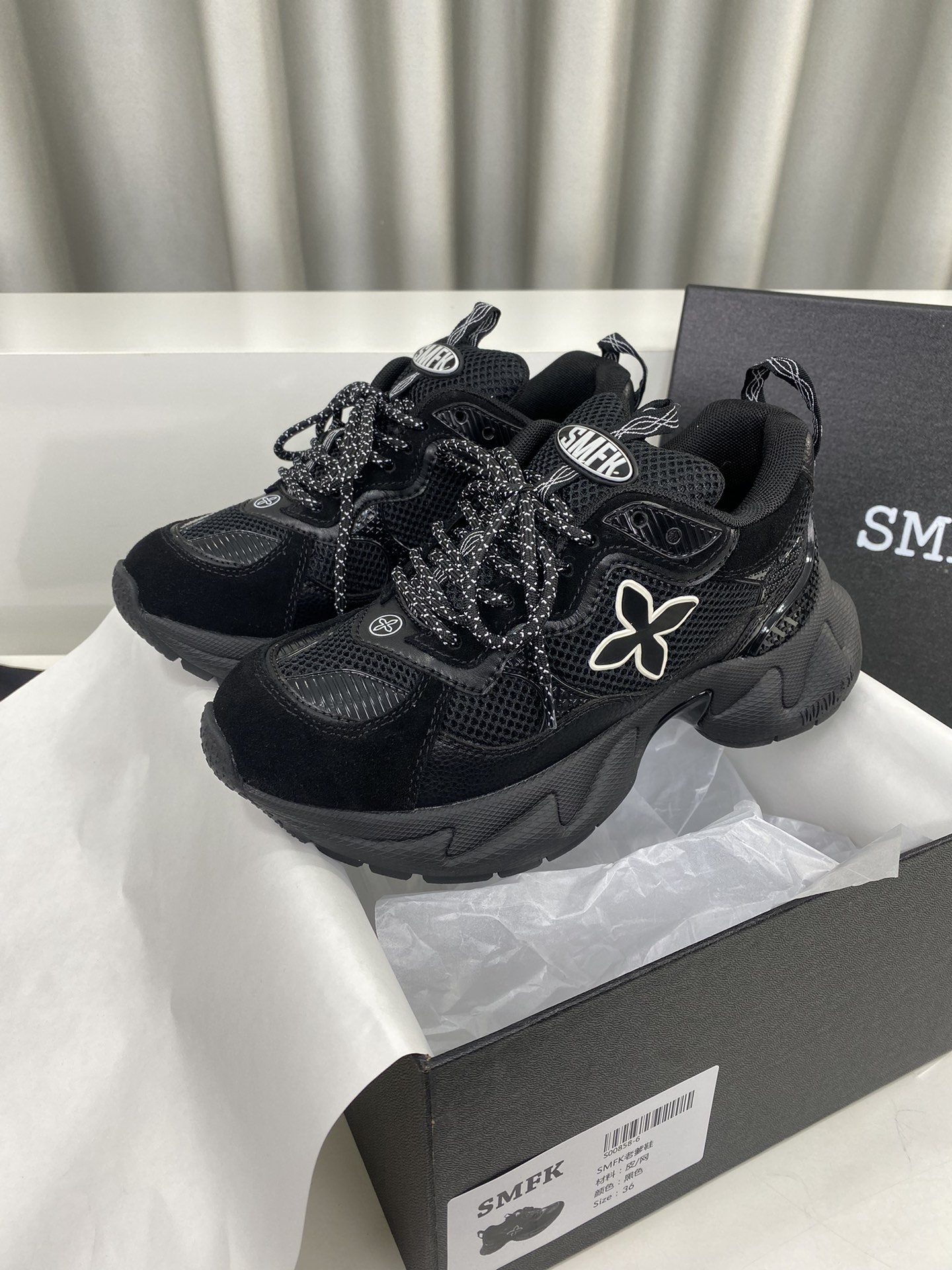 NO:229560,SMFK's new product is so explosive. Cross Flower Daddy's shoes have been asked since the new product was exposed. The style of the foot is huge and super high. The shoes will not be particularly heavy, and they will not be tired even if they leave. The top version of the original version is purchased and developed to make goods. The original version is molded and 11 replicas. All materials and crafts are completely following the original version, and are built in heavy industry. The process deepens the texture and details!  Original imported technology fabric   breathable mesh, inner original customized breathable mesh, original sole, sole, about 5cm thick, size 35-39 (40 custom made, no return or exchange), dad shoes19860909SMFK这期新品太炸裂了 十字花老爹鞋从新品曝光的时候就已经问爆了 上脚版型巨正←超扱増高哦 鞋子也不会特别的重,暴 走也不会累 顶级版本原版购入开发做货原版开模11复刻,所有材质、工艺完全遵循原版,重工打造,工艺深化质感和细节！面料原版进口科技面料 透气网面 内里原版定制透气网里 鞋底原版大底 底厚约5cm 码数35-39(40定做不退换),老爹鞋,Women's Shoes