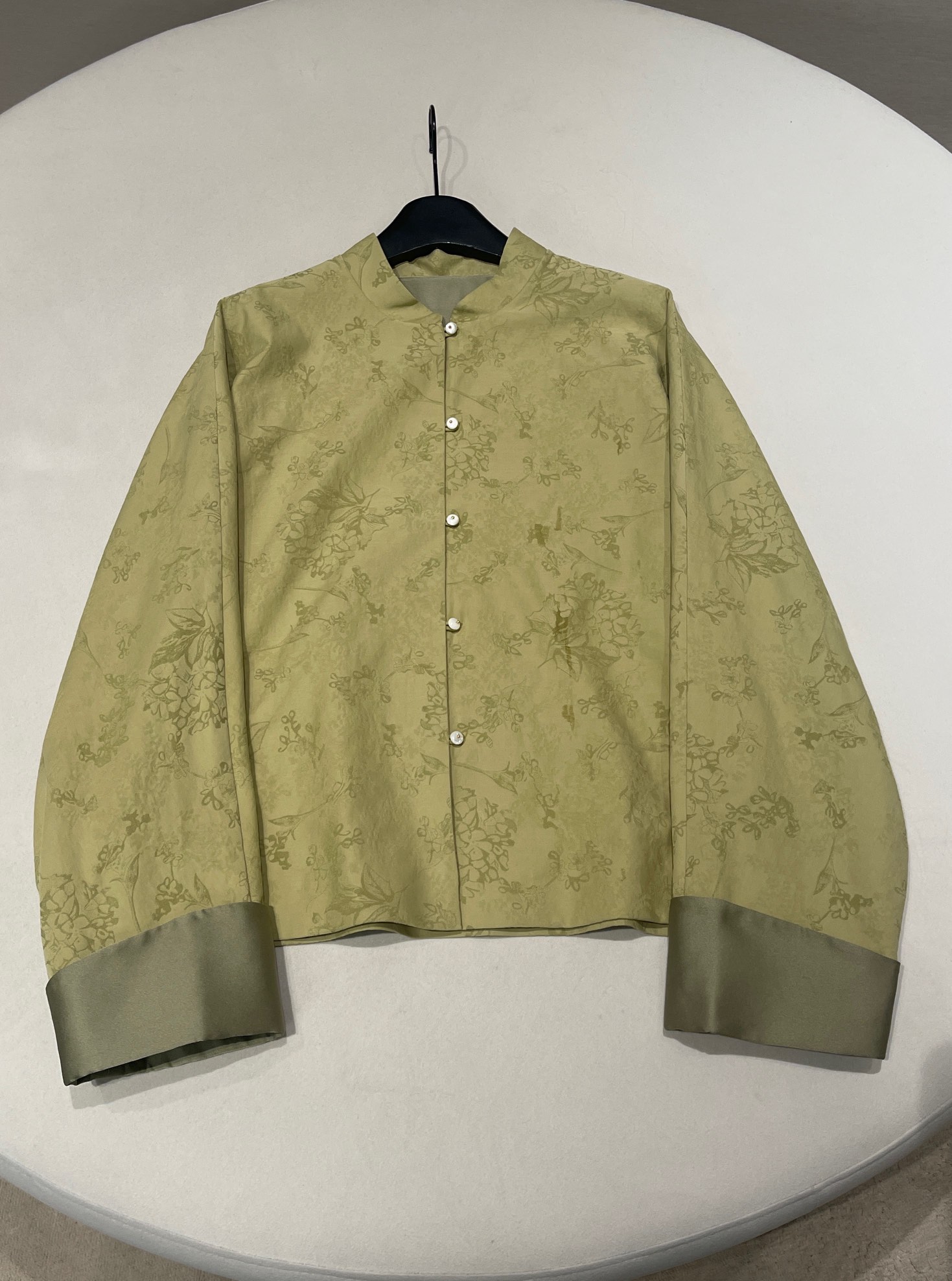 HKPejwyyy  尺码：M.L.XL 新中式提花织锦绿色外套美绝了的一款中式外套，不同于一般的提花织锦，特别适合春天，充满活力的绿色，采用的是提花织锦工艺，细节美感足足的。很有古典感韵味。