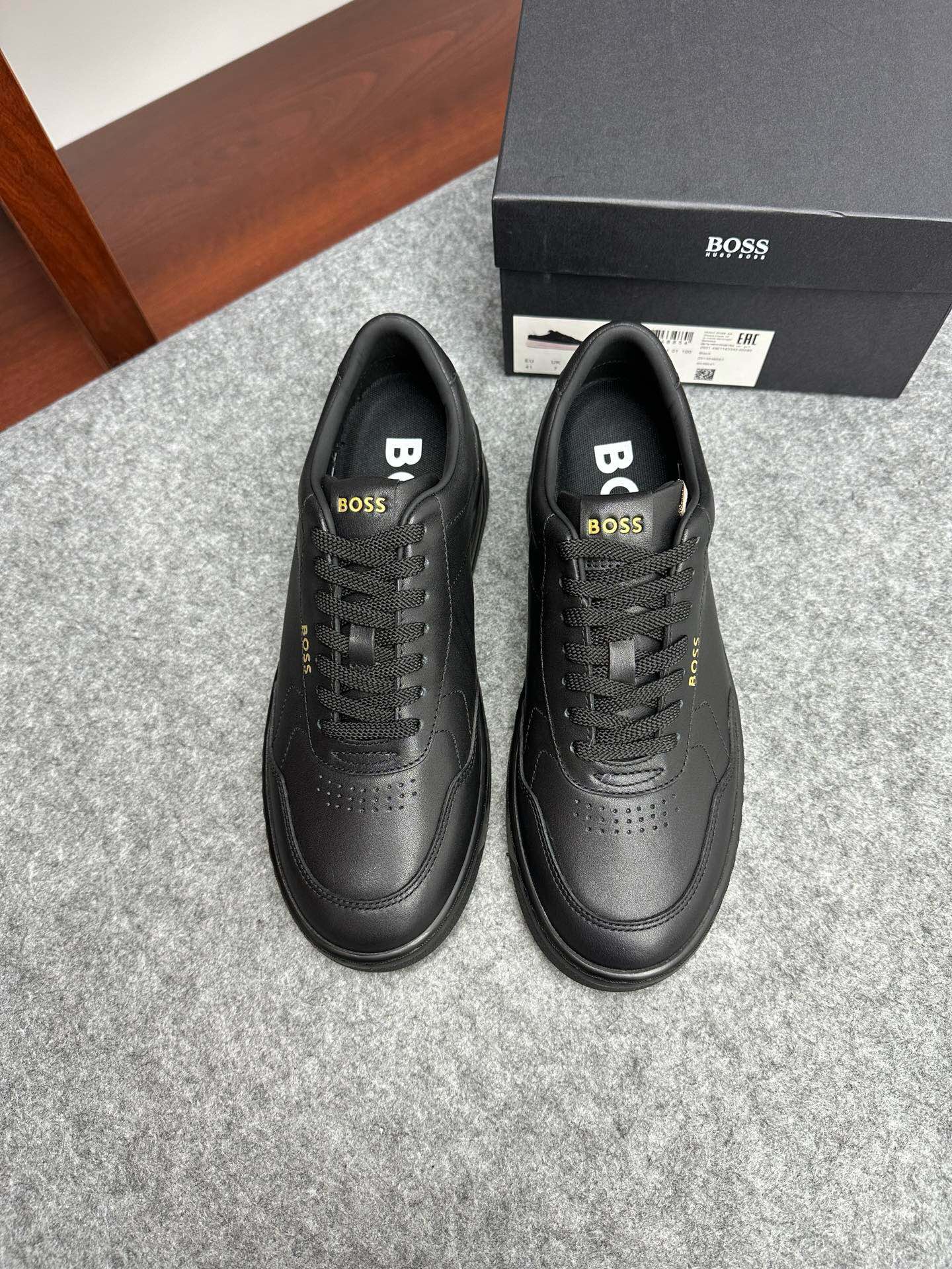 NO:216759,Brand BOOS color original color matching, size 39-44 standard size Price Material PORSCHE and BOSS joint low-top sneakers This sneaker is made of perforated calfskin material, and the tongue is trimmed with branded straps to show interesting brand characteristics. The rubber sole is based on interwoven letter patterns, and the rear trim is designed with calfskin air compressor logo., BOOS casual shoes, sneakers, cowhide19860909品牌BOOS 颜色原版配色 码数39-44标准码 价格 材质PORSCHE和BOSS联名低帮运动鞋 这款运动鞋精选穿孔小牛皮材质制作,鞋舌以品牌饰带饰边,展现趣味品牌特色.橡胶鞋底以交织字母图案为基础,后饰片则采用小牛皮空压logo设计.,BOOS 休闲鞋,sneakers,cowhide,Men's shoes