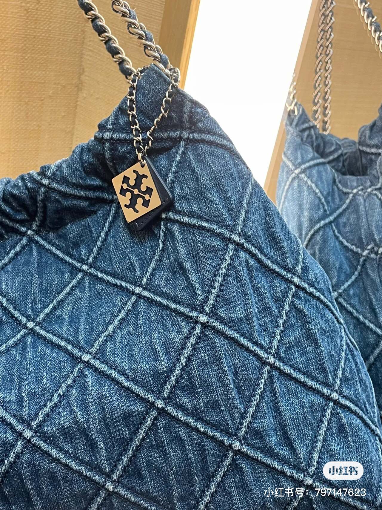 Tory Burch Tory burch 新款牛仔蓝托特包，上身超 啦，纽约街头 风又刮起了#牛仔 #丹宁#托特包 #