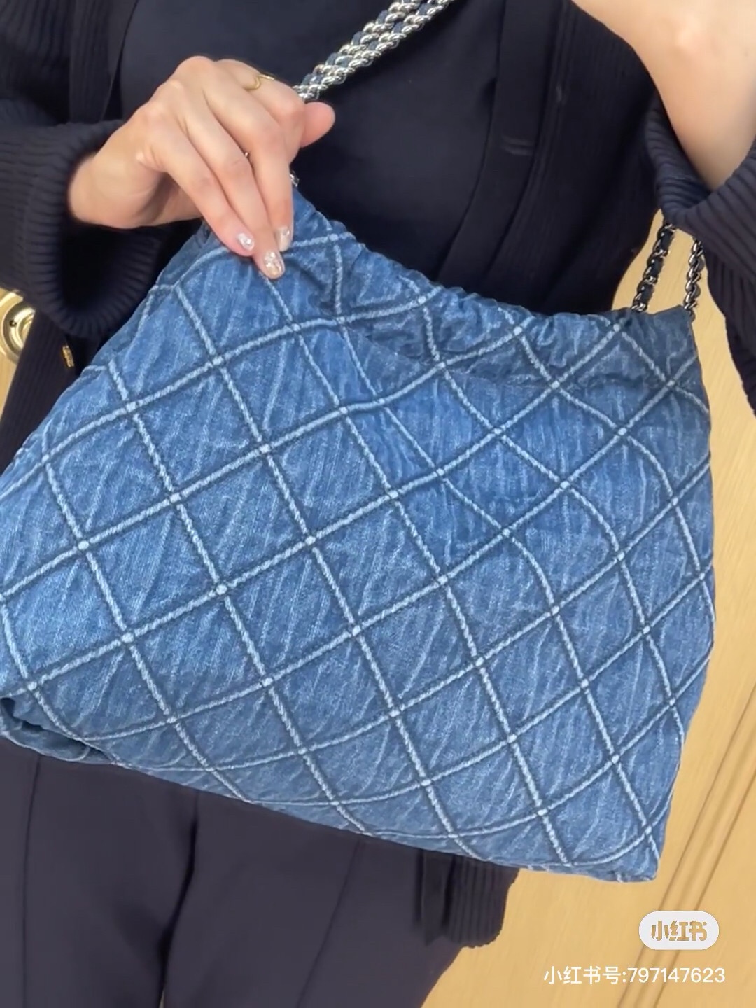 Tory Burch Tory burch 新款牛仔蓝托特包，上身超 啦，纽约街头 风又刮起了#牛仔 #丹宁#托特包 #