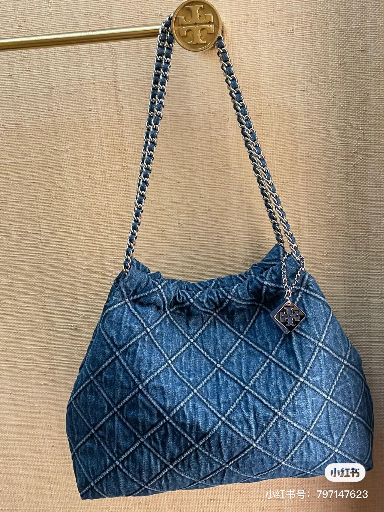 Tory Burch Tory burch 新款牛仔蓝托特包，上身超 啦，纽约街头 风又刮起了#牛仔 #丹宁#托特包 #