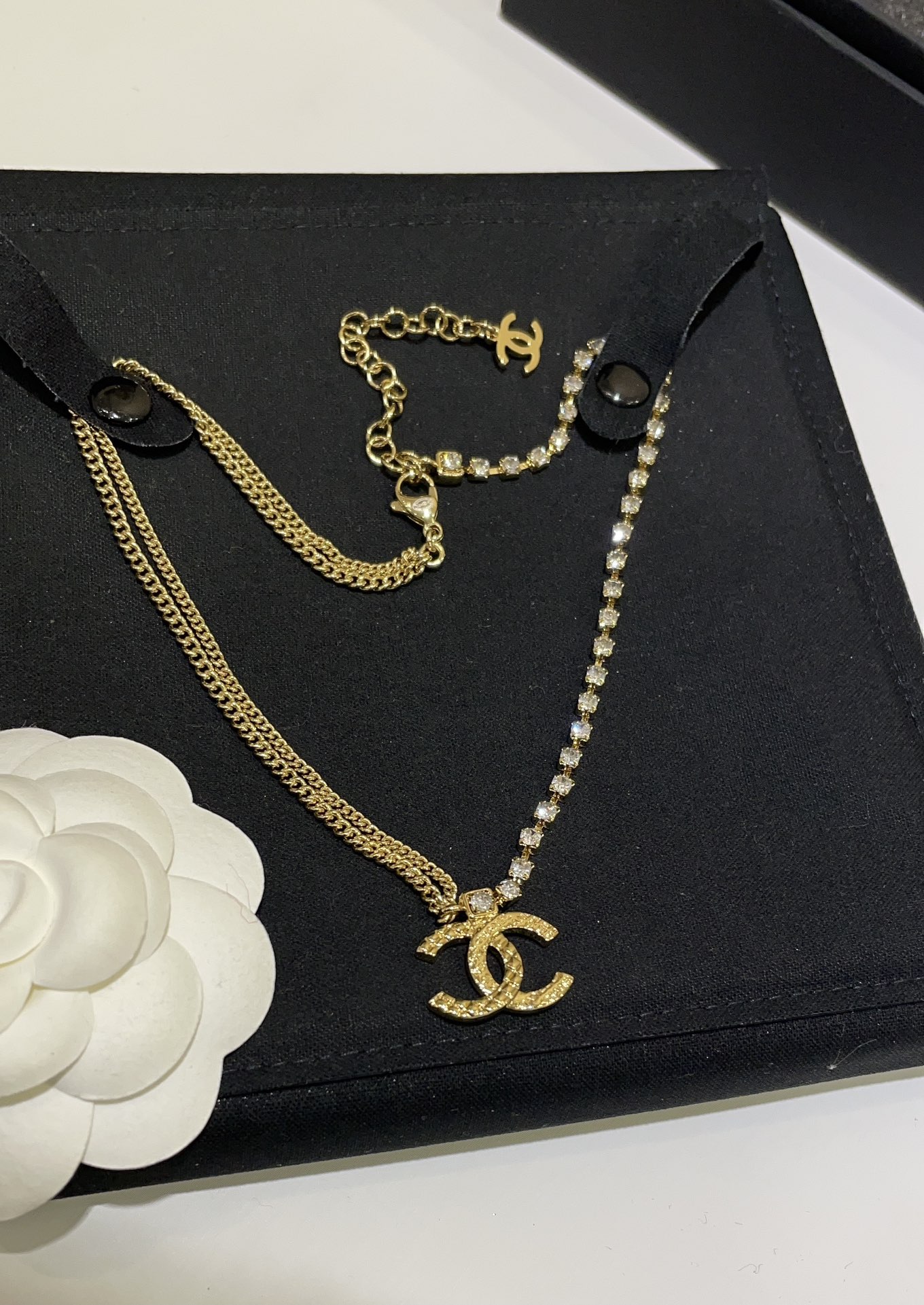 NO:634446,88200. Today's new product purchase yb 24 new double-layer chain splicing rhinestone diamond pattern double C gold necklace. Half double-layer chain and half row of diamond splicing design. Matched with rhombus pattern double C. Exquisite and elegant with a bit of casualness. It looks good and fashionable in daily casual matching. Just buy it. Exclusively purchased from yb customized. Brass material Swarovski diamonds, necklace, Cartier high-end jewelry1986090988200.今日新品购入yb 24新款双层链条拼接水钻菱格纹双C金色项链 一半双层链条一半排钻的拼接设计 搭配菱格纹双C 精致贵气中带点休闲 日常随意搭配都很好看时髦 买就对啦 独家购入yb定制 黄铜材质施华洛钻,,necklace,卡迪亚高端饰品,Jewelry