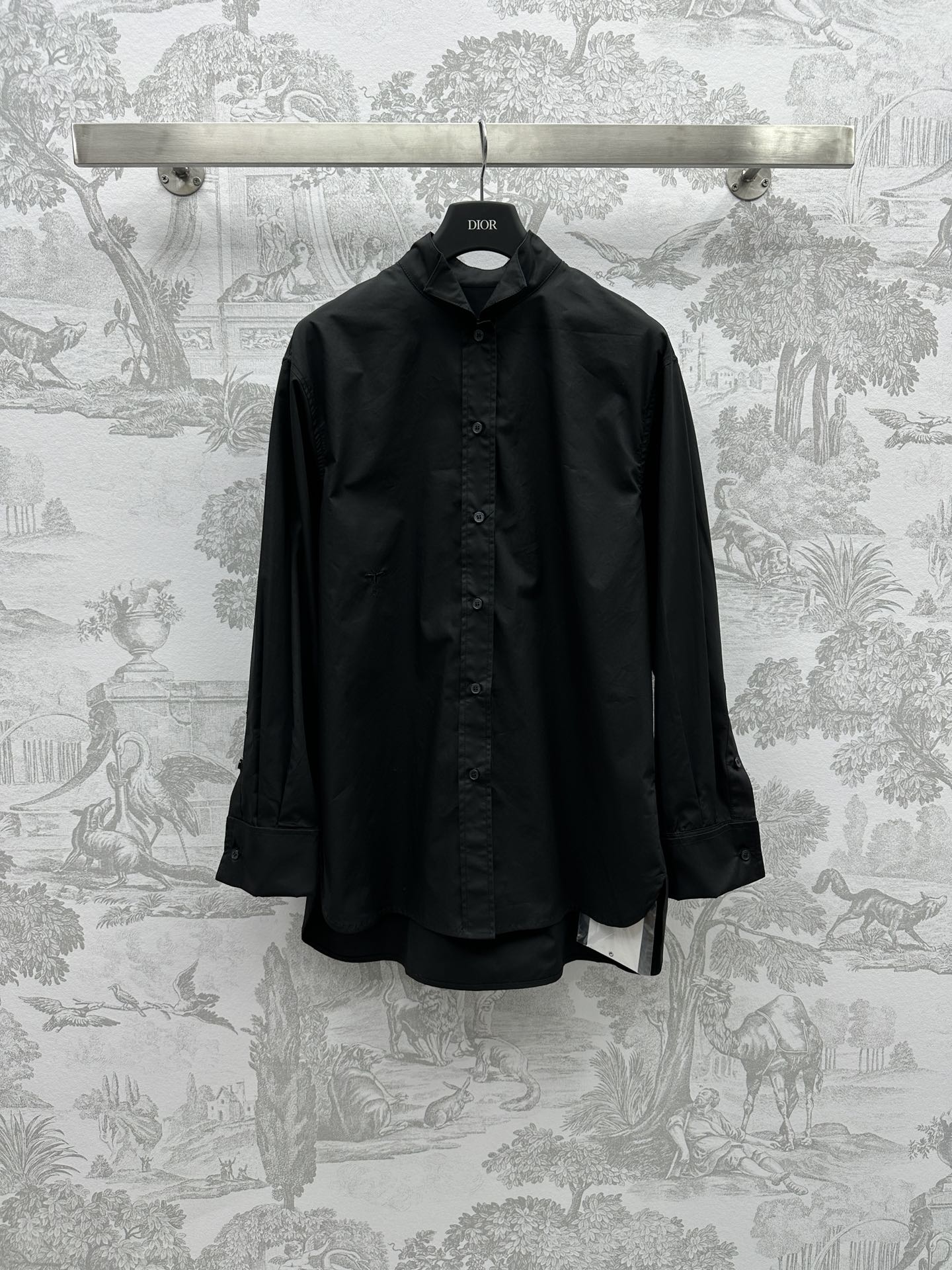 NO:696648,Dio* new product launch triangle stand collar shirt customized YB imported twill cotton shirt material adopts the no-iron process to present a crisp texture decorated with classic CD bee embroidery pattern simple and advanced use the pleated triangle design of the neckline The upper body is exquisite and elegant The development of surface accessories Loose shirt style tailoring Classic black and white two-color No choice of wear High version 2 colors, dior, shirts,19860909Dio*新品上架三角立领衬衣定制YB进口斜纹棉衬衫材质 沿用免烫工艺 呈现挺括质感 饰以经典CD蜜蜂刺绣图案 简约又高级 沿用领口压褶三角设计 上身精致优雅 面辅料开发 宽松衬衣版型剪裁 经典黑白双色 不挑穿搭  高版本2色,,dior,shirts,,Women's clothing