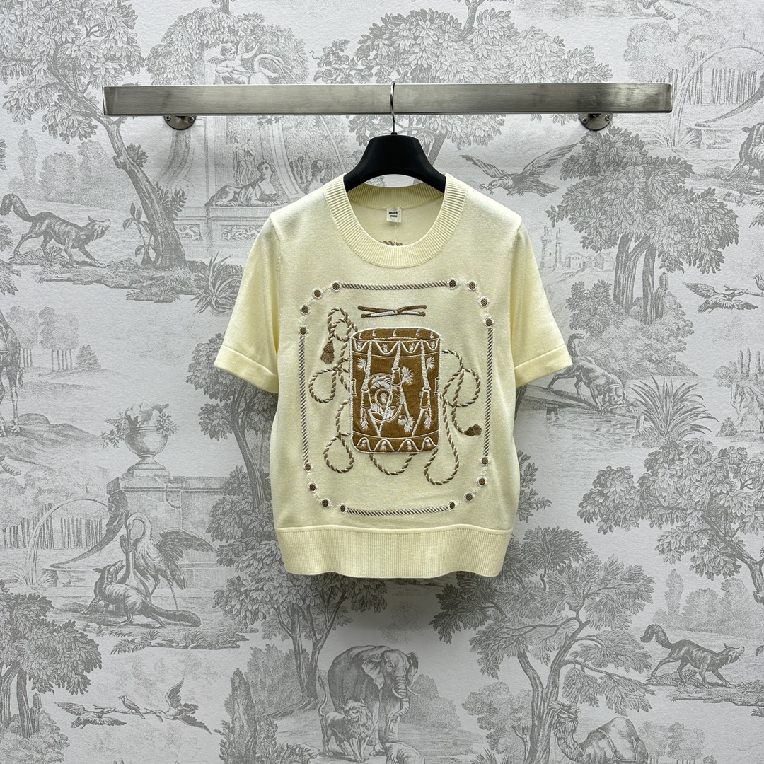 NO:696644,Herme* new product launches embroidered knitted top, customized YB imported pure wool material, soft and comfortable texture, decorated with embroidery decoration of classic brand elements, echoing the pattern on the back, simple and advanced, development of surface accessories, round neck and short-sleeved tailoring, can be controlled in all seasons, high version 2 colors, hermes, T-shirt,19860909Herme*新品上架刺绣针织上衣定制YB进口全羊毛材质 质感软糯舒适 饰以经典品牌元素刺绣装饰 背后图案呼应 简约高级 面辅料开发 圆领短袖剪裁 四季均可驾驭  高版本2色,,hermes,T-shirt,,Women's clothing