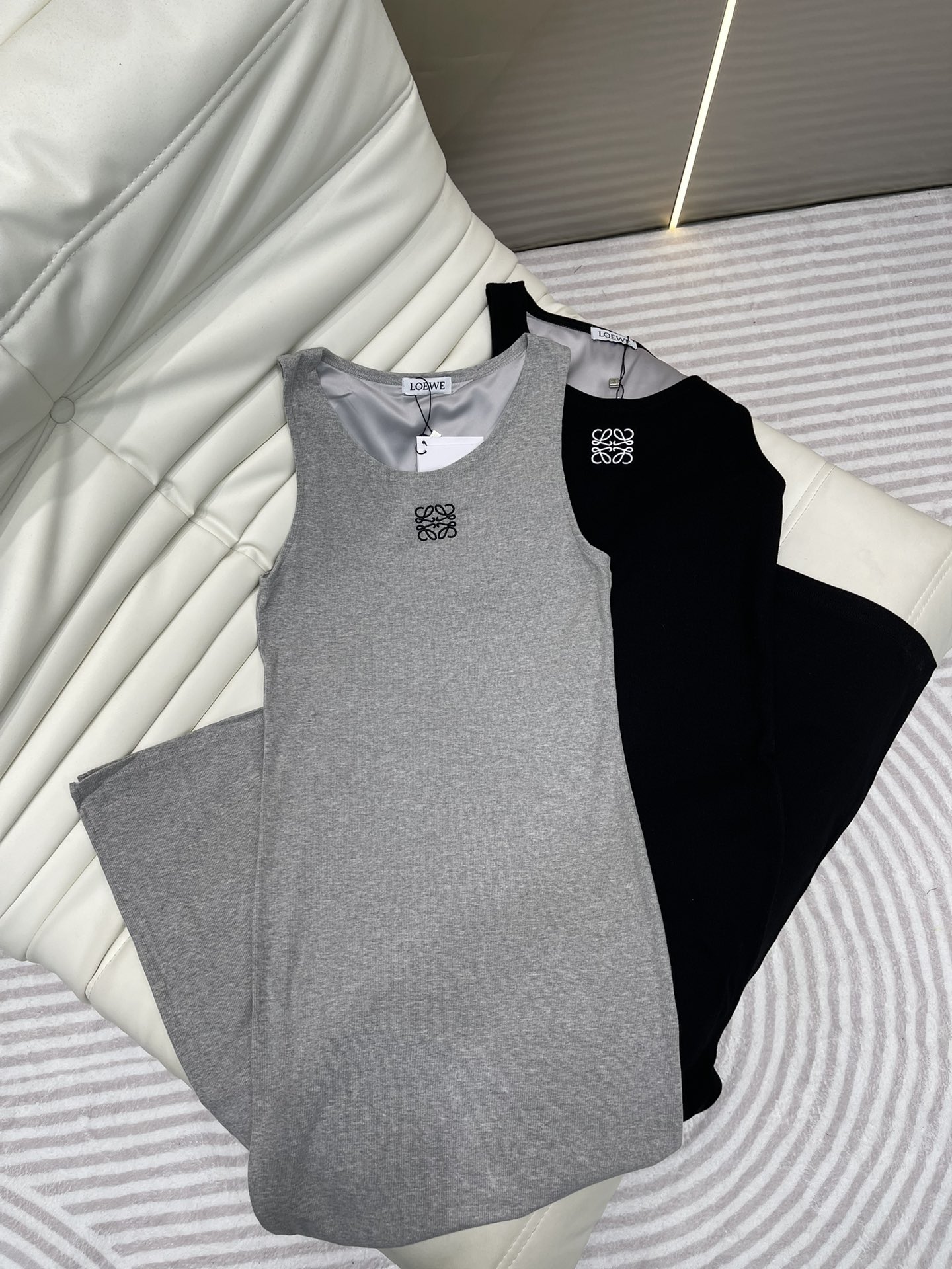 NO:315483,Loew*25 spring and summer new product. Classic logo embroidered pure cotton vest long skirt, everyone is buying a hot product!  Imported pure cotton fabric is comfortable and soft, versatile slim and elastic, with high slit design on the side, casual and handsome girlish temperament, fashionable essentials. Two-color SML, loewe, skirts, alexander wang19860909Loew*25春夏新品.经典logo标识刺绣纯棉背心长裙,代购爆款人手一件！进口纯棉面料质感舒适柔软,百搭修身弹力版型,侧面高开叉设计上身休闲帅气少女气质,时髦必备单品.两色SML,,loewe,skirts,alexander wang,Women's clothing