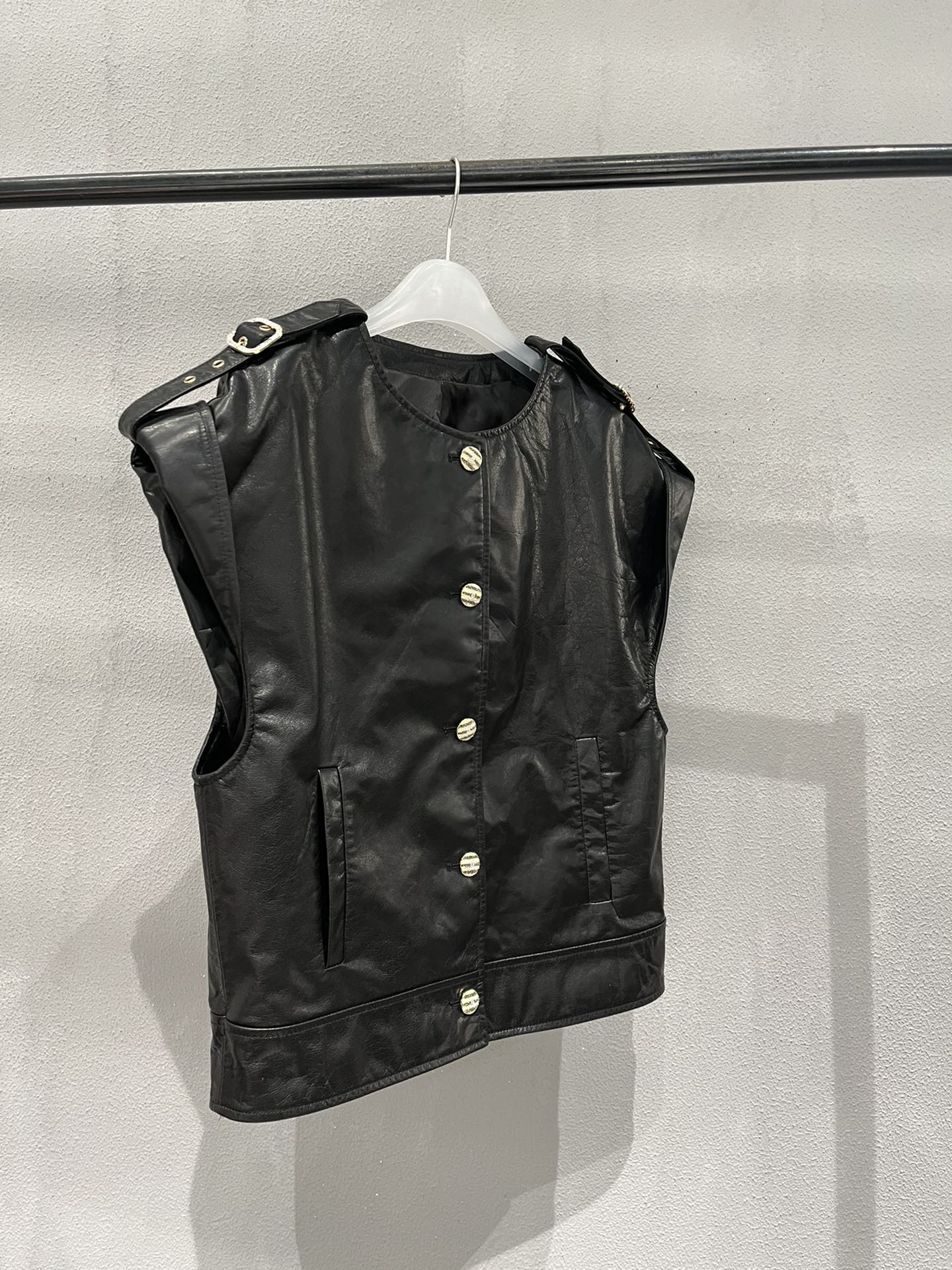 NO:721550,,Chanel wide version cowhide vest, loose fit, not flattering, original buttons and lining, Chanel-clothing,chanel,cowhide,19860909,香奈儿阔版牛皮马甲,宽松版型,不挑身材,原版纽扣和里布,香奈儿-服装,chanel,cowhide,,Women's clothing