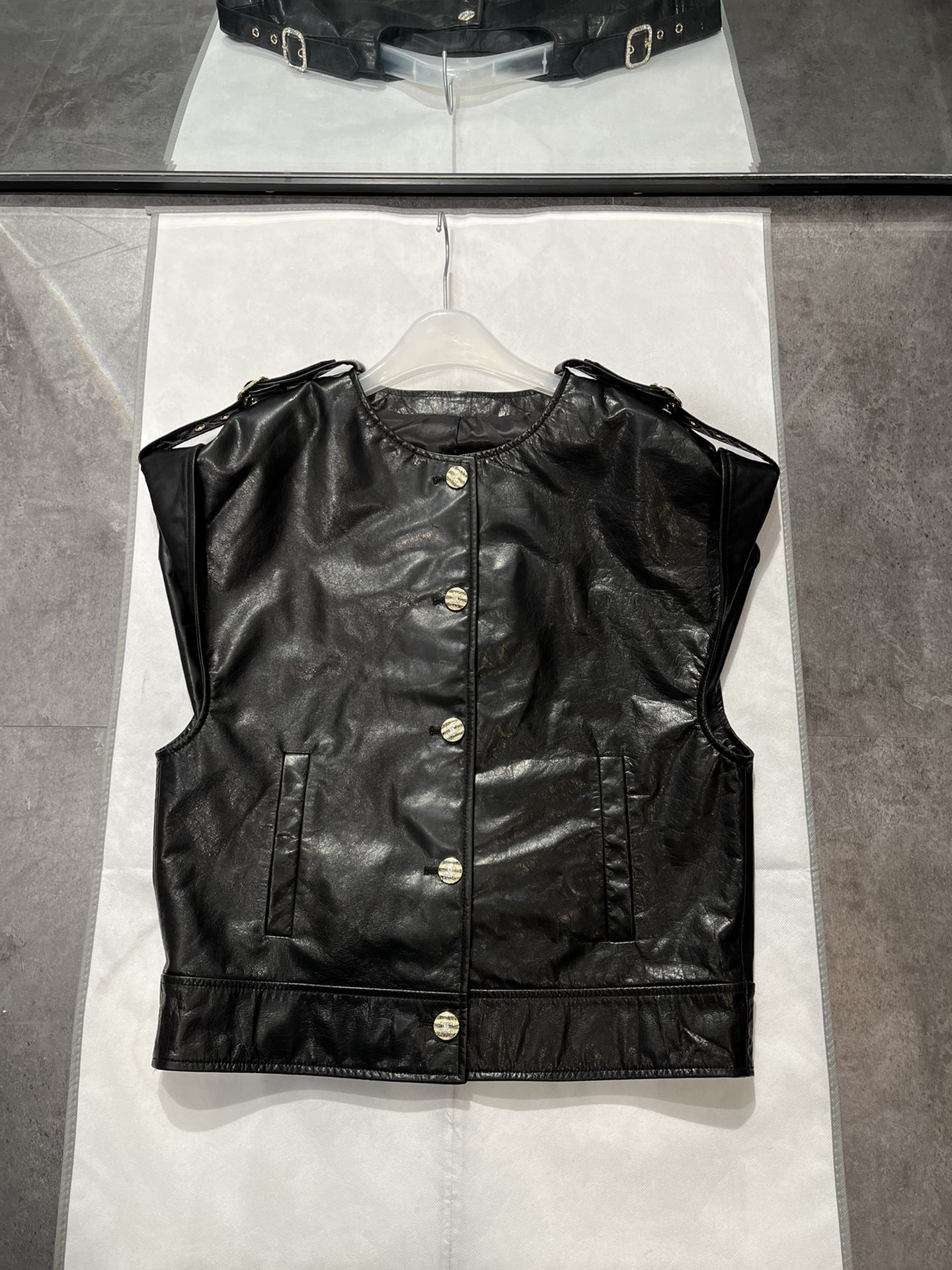 NO:872476,, Chanel wide version cowhide vest, loose version, not picky on the figure, original buttons and lining S-19860909,香奈儿阔版牛皮马甲,宽松版型,不挑身材,原版纽扣和里布 S- Xl,大版型很宽松,衣长约60,可以按平时尺寸选择,香奈儿-服装,chanel,cowhide,,Women's clothing