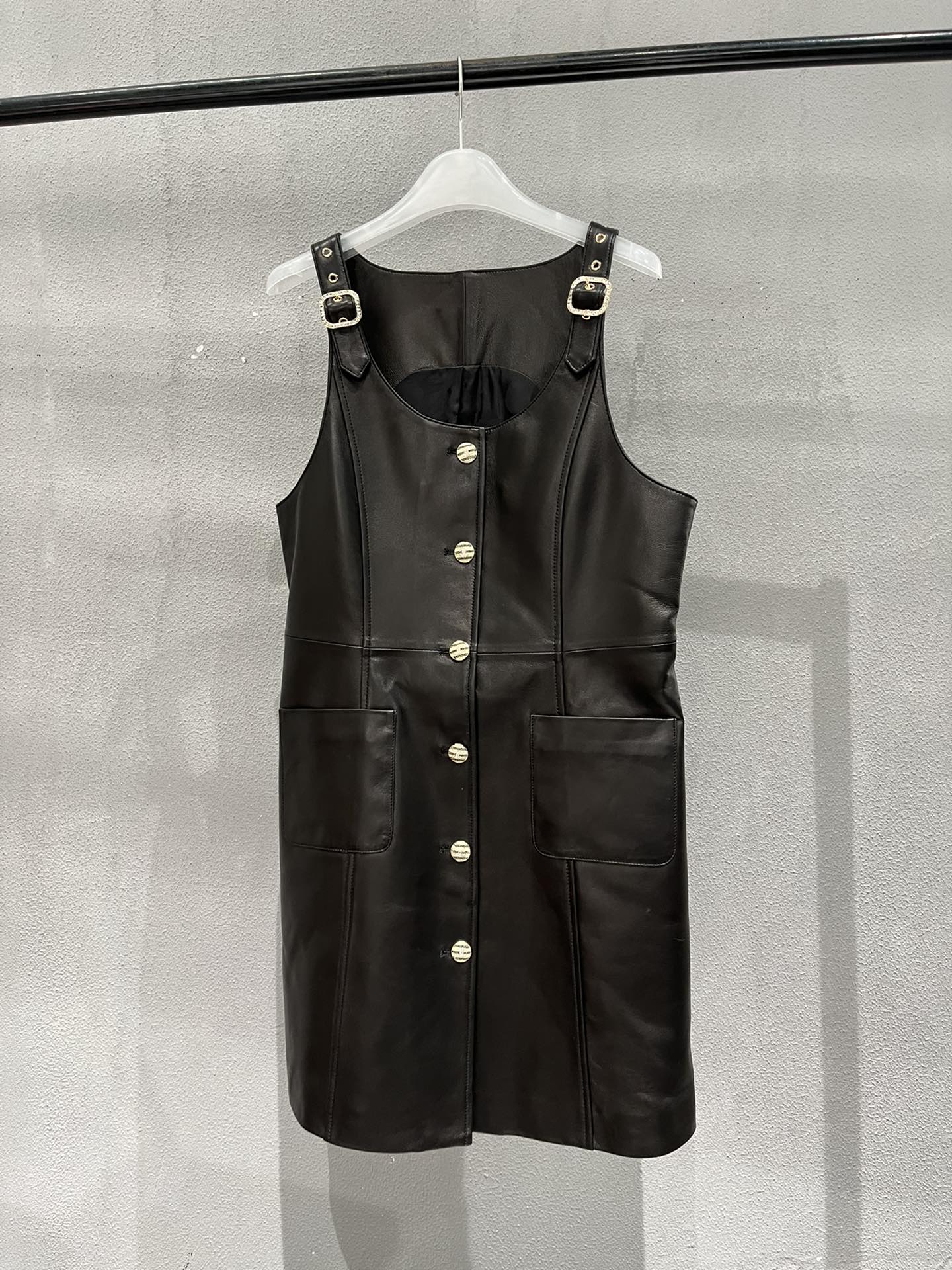 NO:721545,,Chanel sheepskin dress, slim fit, with original hardware and buttons,Chanel-clothing,chanel,skirts,sheepskin,19860909,香奈儿羊皮连衣裙,修身版型,搭配原版五金和纽扣,香奈儿-服装,chanel,skirts,sheepskin,,Women's clothing