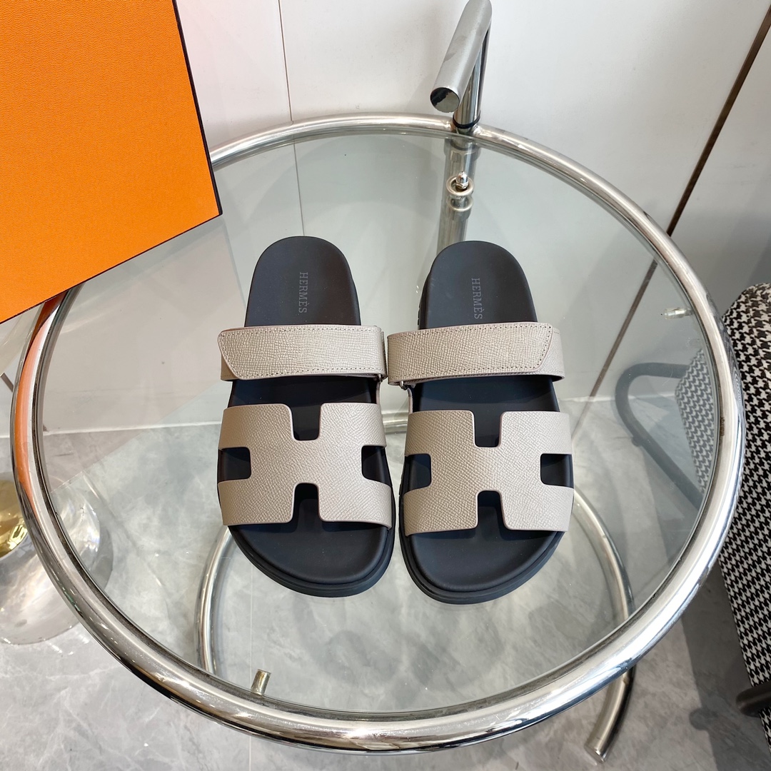 NO:266028,Men's size Hermes H home chypre series Velcro second uncle slippers Top quality Upper imported stone pattern cowhide / palm pattern cowhide / gradient cowhide / goat skin / Yangjing / denim footbed mixed breed sheepskin, original open molded sole Women's size 35-39 (40 customized) Men's size 39-44, slippers, hermes, hermes, slippers, cowhide, sheepskin, sheep19860909男码 Hermes 爱马仕H家chypre系列 魔术贴二舅拖鞋 顶级品质 鞋面进口头层石头纹牛皮/手掌纹牛皮/渐变色牛皮/山羊皮/羊京/牛仔布 垫脚混种羊皮,原版开模大底 女码35-39码（40定做）男码39-44,拖鞋,hermes,hermes,slippers,cowhide,sheepskin,sheep,Women's Shoes