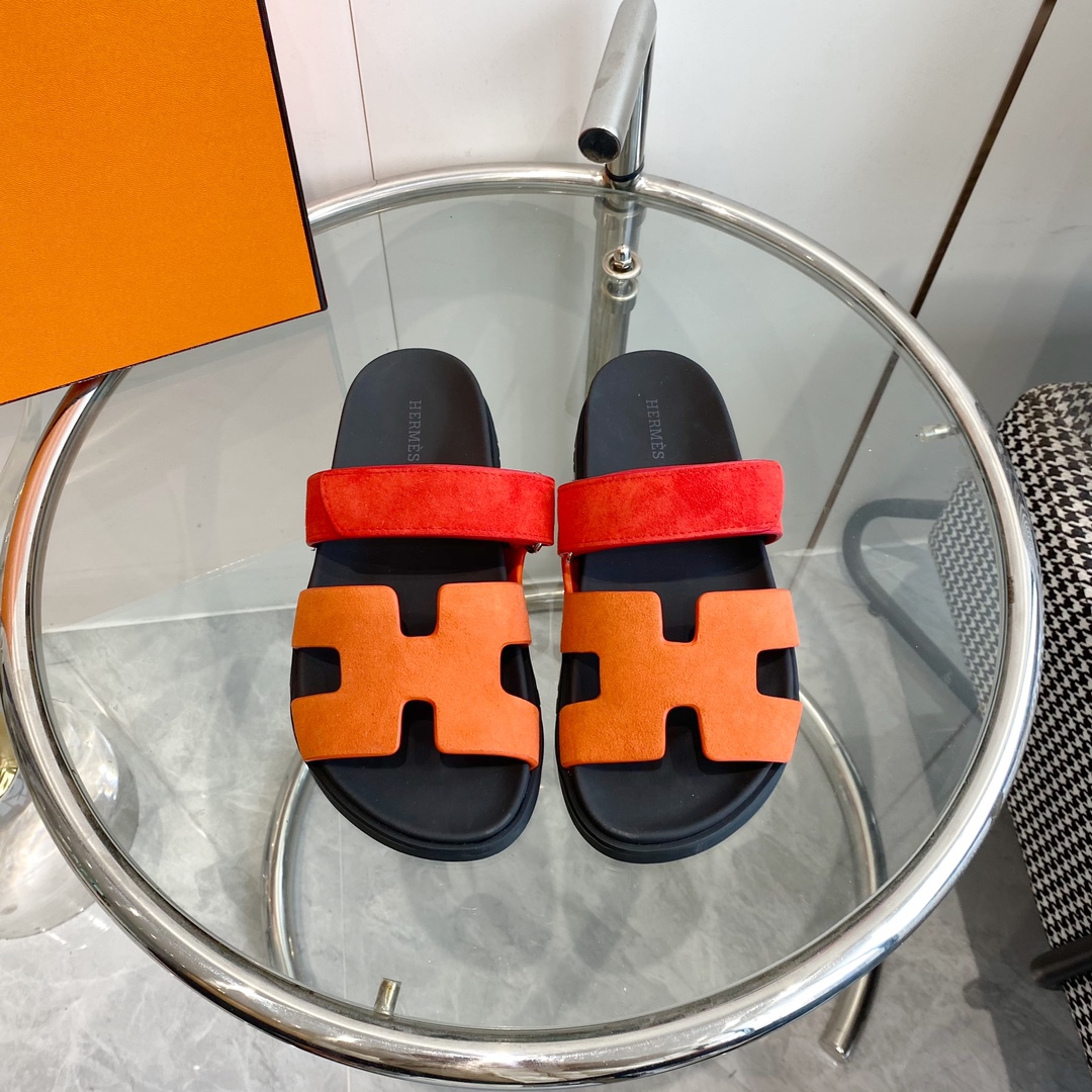 NO:266024,Men's size Hermes H home chypre series Velcro second uncle slippers Top quality Upper imported stone pattern cowhide / palm pattern cowhide / gradient cowhide / goat skin / Yangjing / denim footbed mixed breed sheepskin, original open molded sole Women's size 35-39 (40/41 custom made) Men's size 39-44 (45 custom made), slippers, hermes, hermes, slippers, cowhide, sheepskin, sheep19860909男码 Hermes 爱马仕H家chypre系列 魔术贴二舅拖鞋 顶级品质 鞋面进口头层石头纹牛皮/手掌纹牛皮/渐变色牛皮/山羊皮/羊京/牛仔布 垫脚混种羊皮,原版开模大底 女码35-39码（40/41定做）男码39-44（45定做）,拖鞋,hermes,hermes,slippers,cowhide,sheepskin,sheep,Women's Shoes