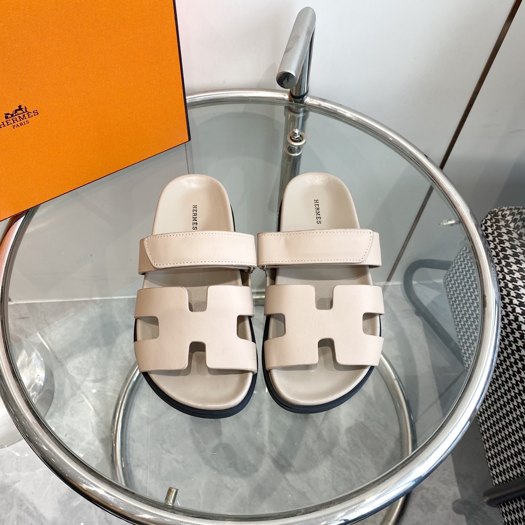 NO:266035,Men's size Hermes H home chypre series Velcro second uncle slippers Top quality Upper imported stone pattern cowhide / palm pattern cowhide / gradient cowhide / goat skin / Yangjing / denim footbed mixed breed sheepskin, original open molded sole Women's size 35-39 (40/41 custom made) Men's size 39-44 (45 custom made), slippers, hermes, hermes, slippers, cowhide, sheepskin, sheep19860909男码 Hermes 爱马仕H家chypre系列 魔术贴二舅拖鞋 顶级品质 鞋面进口头层石头纹牛皮/手掌纹牛皮/渐变色牛皮/山羊皮/羊京/牛仔布 垫脚混种羊皮,原版开模大底 女码35-39码（40/41定做）男码39-44（45定做）,拖鞋,hermes,hermes,slippers,cowhide,sheepskin,sheep,Women's Shoes