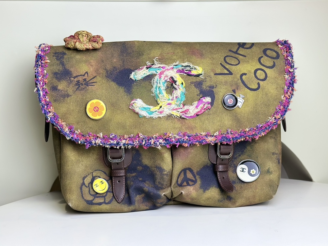 Xiaoxiang's counter-edition CHANEL VINTAGE anti-war bag has enough capacity to carry daily travel items. Whether it is paired with casual style o