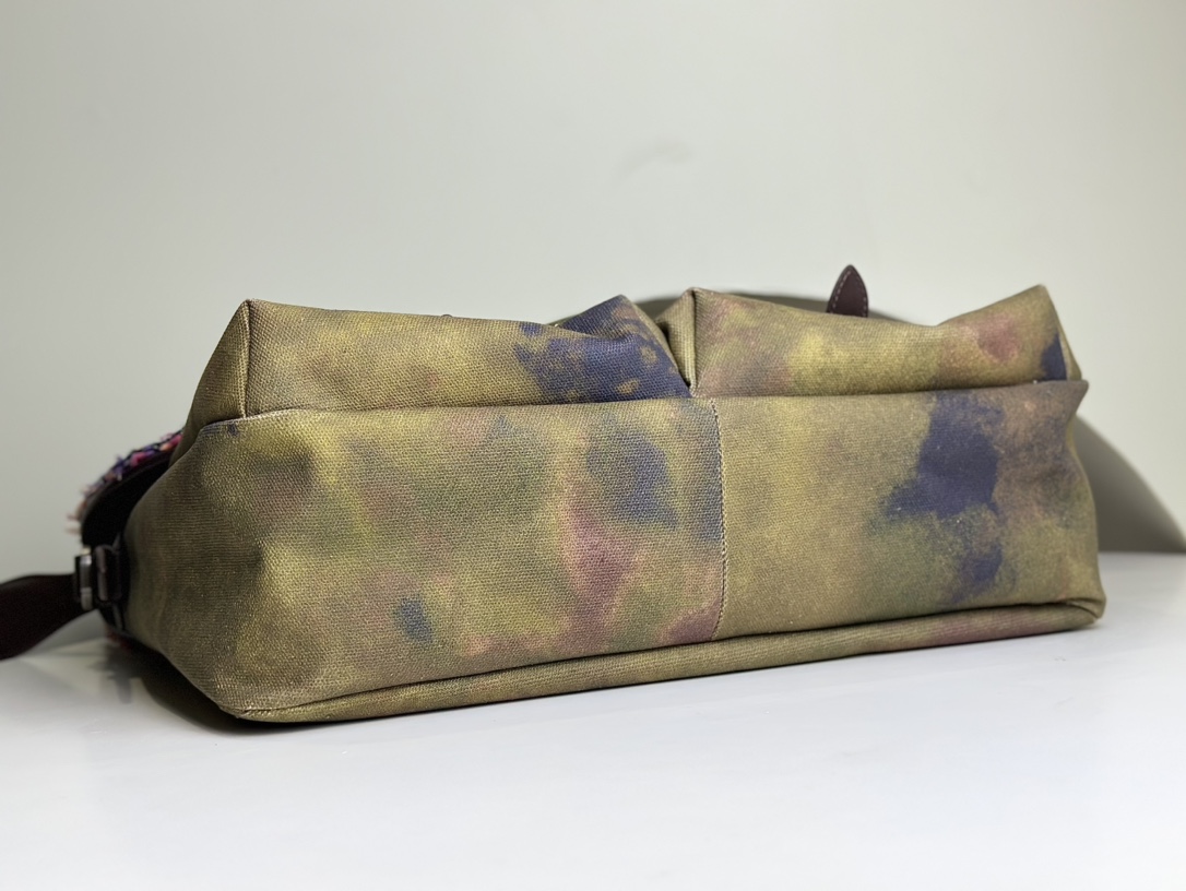 Xiaoxiang's counter-edition CHANEL VINTAGE anti-war bag has enough capacity to carry daily travel items. Whether it is paired with casual style o