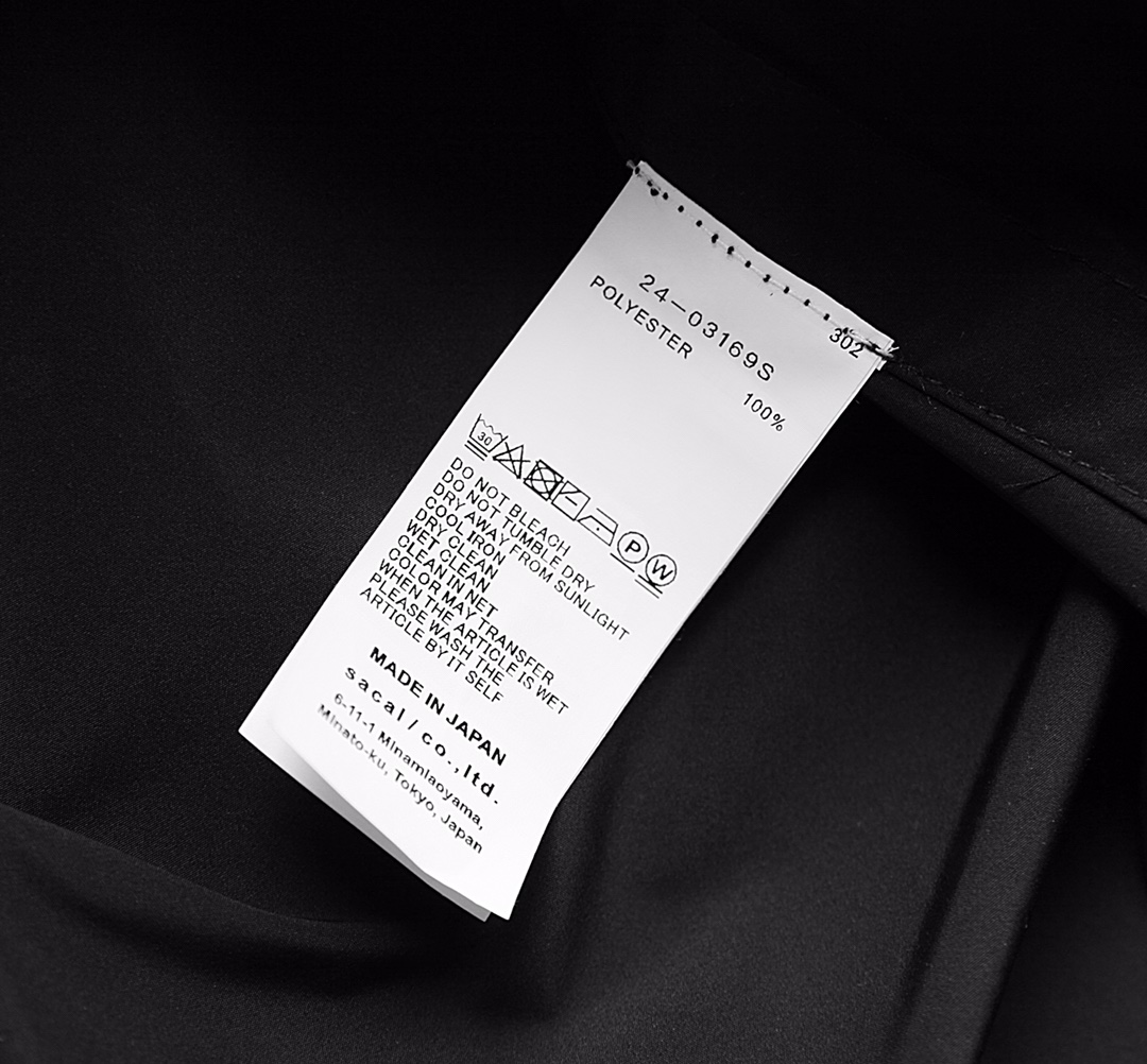 SACAI24春夏新品机能风侧边拉链摁扣设计款衬衣这款衬衫来自SACAI设计师辨识度极高的品牌设计衬衫的