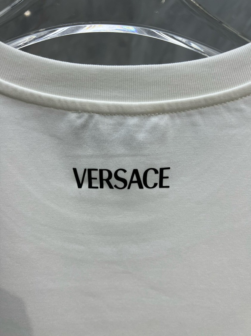 Versa*ce新款Medusa图案棉质彩色渐变水晶圆领短袖T恤正面中央饰有彩色渐变水晶图案后幅饰有品牌