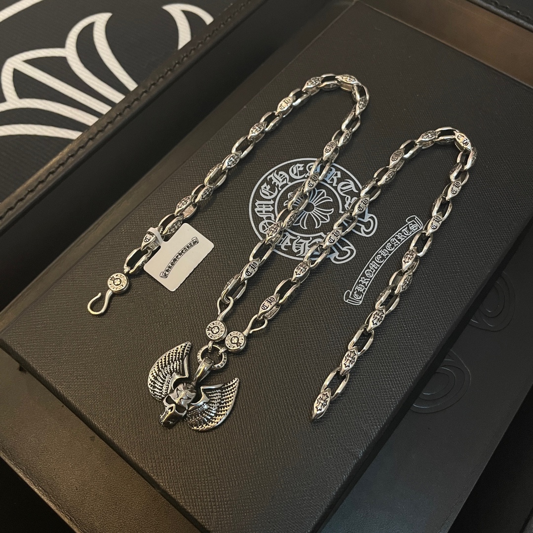 💰155 新款【专柜品质】Chrome Hearts克罗心 经典复古菱形十字架项链 骷髅头吊坠 凹凸造型不同的花纹设计风格 呈现出与众不同 十字架 童军花是克罗心的志 所以更经久不衰 正品打版Chrome Hearts克罗心 区别市场普通轻版 对版对标品质 看字印细节 复古做旧灰氧程度.精工版本!!! 纯手工打造 ~正品开模💝潮流时尚必备 男女均可佩戴 情侣同款 官网原版 摇滚朋克泰银风格 复古元素 潮流百搭!