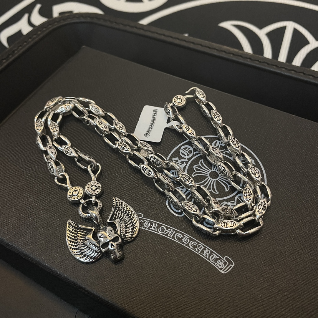 💰155 新款【专柜品质】Chrome Hearts克罗心 经典复古菱形十字架项链 骷髅头吊坠 凹凸造型不同的花纹设计风格 呈现出与众不同 十字架 童军花是克罗心的志 所以更经久不衰 正品打版Chrome Hearts克罗心 区别市场普通轻版 对版对标品质 看字印细节 复古做旧灰氧程度.精工版本!!! 纯手工打造 ~正品开模💝潮流时尚必备 男女均可佩戴 情侣同款 官网原版 摇滚朋克泰银风格 复古元素 潮流百搭!