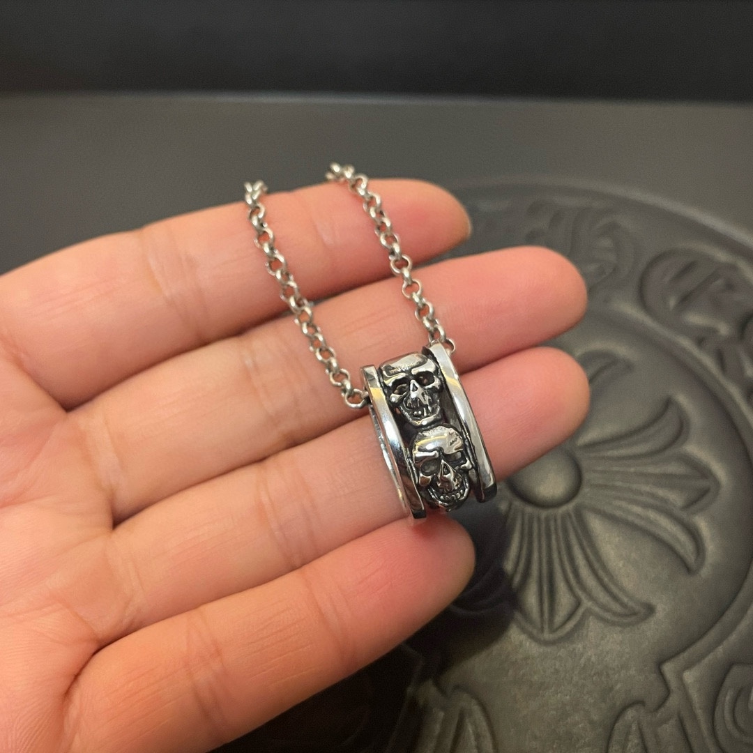 💰105 新款【专柜品质】Chrome Hearts克罗心 经典复古项链 戒指吊坠 凹凸造型不同的花纹设计风格 呈现出与众不同 十字架 童军花是克罗心的志 所以更经久不衰 正品打版Chrome Hearts克罗心 区别市场普通轻版 对版对标品质 看字印细节 复古做旧灰氧程度.精工版本!!! 纯手工打造 ~正品开模💝潮流时尚必备 男女均可佩戴 情侣同款 官网原版 摇滚朋克泰银风格 复古元素 潮流百搭!
