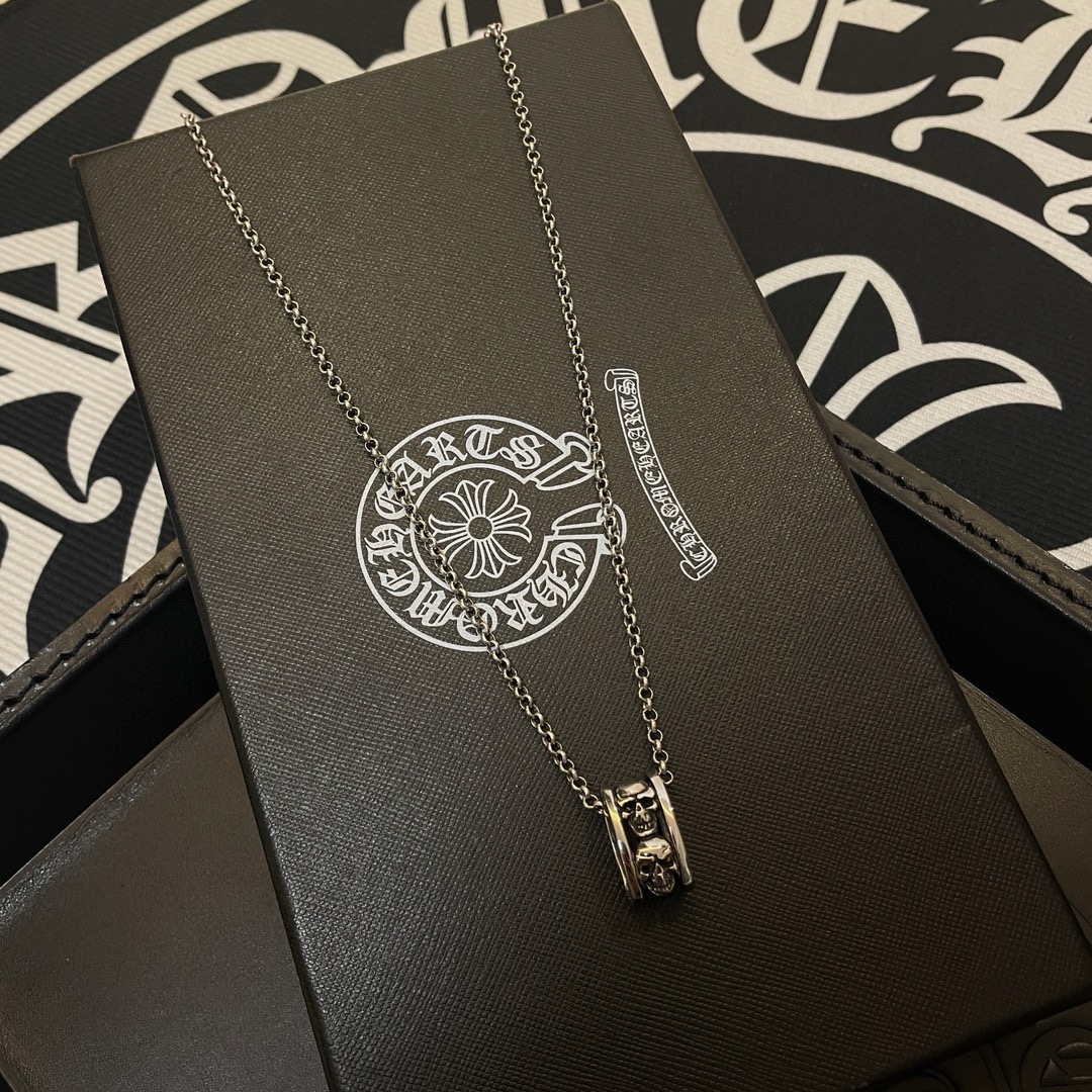 💰105 新款【专柜品质】Chrome Hearts克罗心 经典复古项链 戒指吊坠 凹凸造型不同的花纹设计风格 呈现出与众不同 十字架 童军花是克罗心的志 所以更经久不衰 正品打版Chrome Hearts克罗心 区别市场普通轻版 对版对标品质 看字印细节 复古做旧灰氧程度.精工版本!!! 纯手工打造 ~正品开模💝潮流时尚必备 男女均可佩戴 情侣同款 官网原版 摇滚朋克泰银风格 复古元素 潮流百搭!
