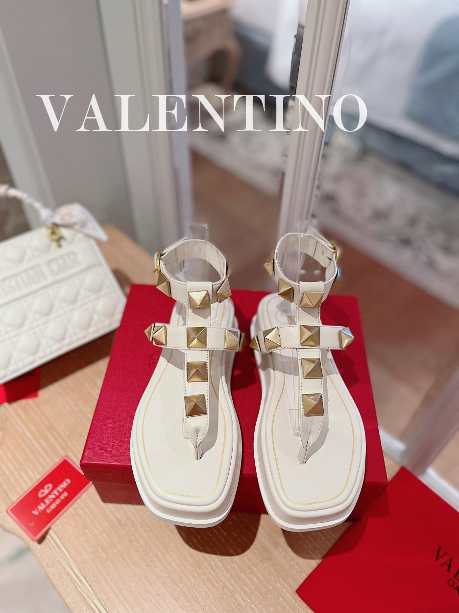 Valentino.华天伦奴专柜最新春款系列V家火铆爆钉金属元素厚底凉鞋.上脚大气奢华艳丽.细节完美.精