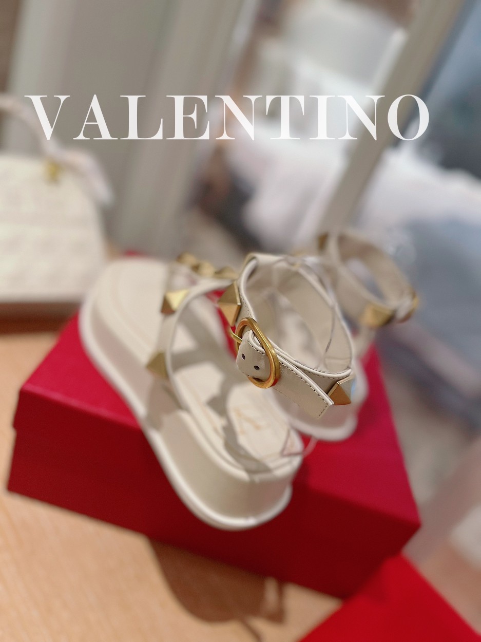 Valentino.华天伦奴专柜最新春款系列V家火铆爆钉金属元素厚底凉鞋.上脚大气奢华艳丽.细节完美.精