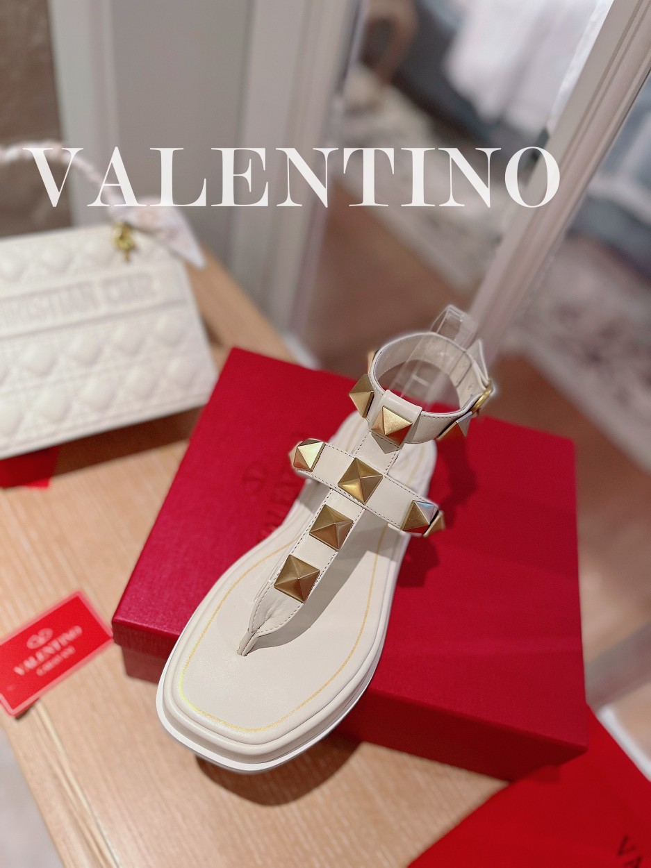 Valentino.华天伦奴专柜最新春款系列V家火铆爆钉金属元素厚底凉鞋.上脚大气奢华艳丽.细节完美.精