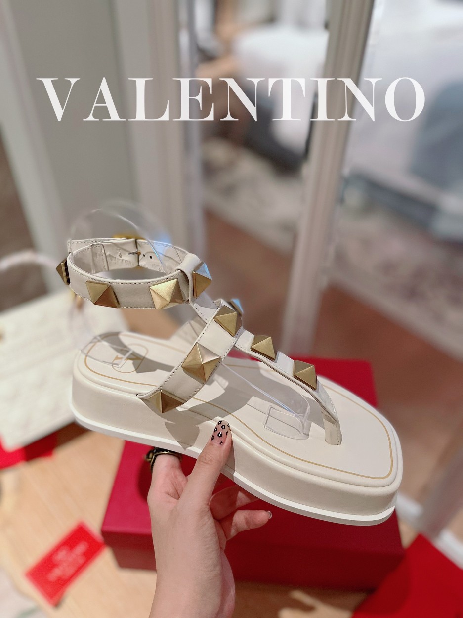 Valentino.华天伦奴专柜最新春款系列V家火铆爆钉金属元素厚底凉鞋.上脚大气奢华艳丽.细节完美.精