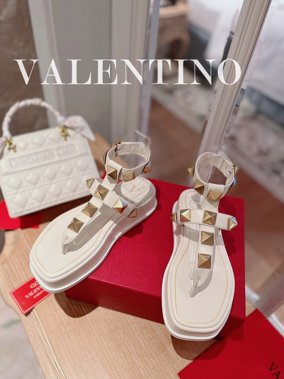 Valentino.华天伦奴专柜最新春款系列V家火铆爆钉金属元素厚底凉鞋.上脚大气奢华艳丽.细节完美.精