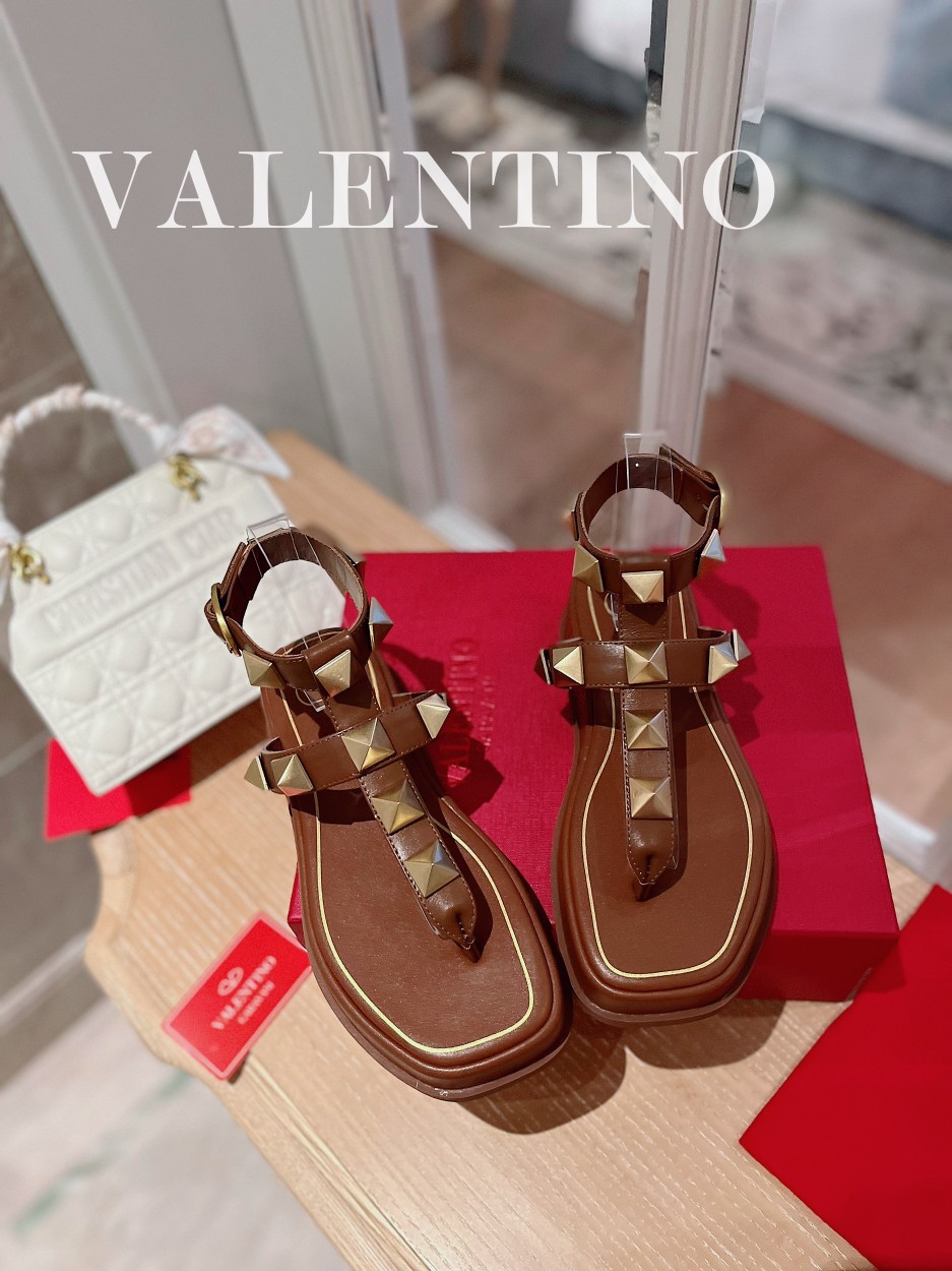 Valentino.华天伦奴专柜最新春款系列V家火铆爆钉金属元素厚底凉鞋.上脚大气奢华艳丽.细节完美.精