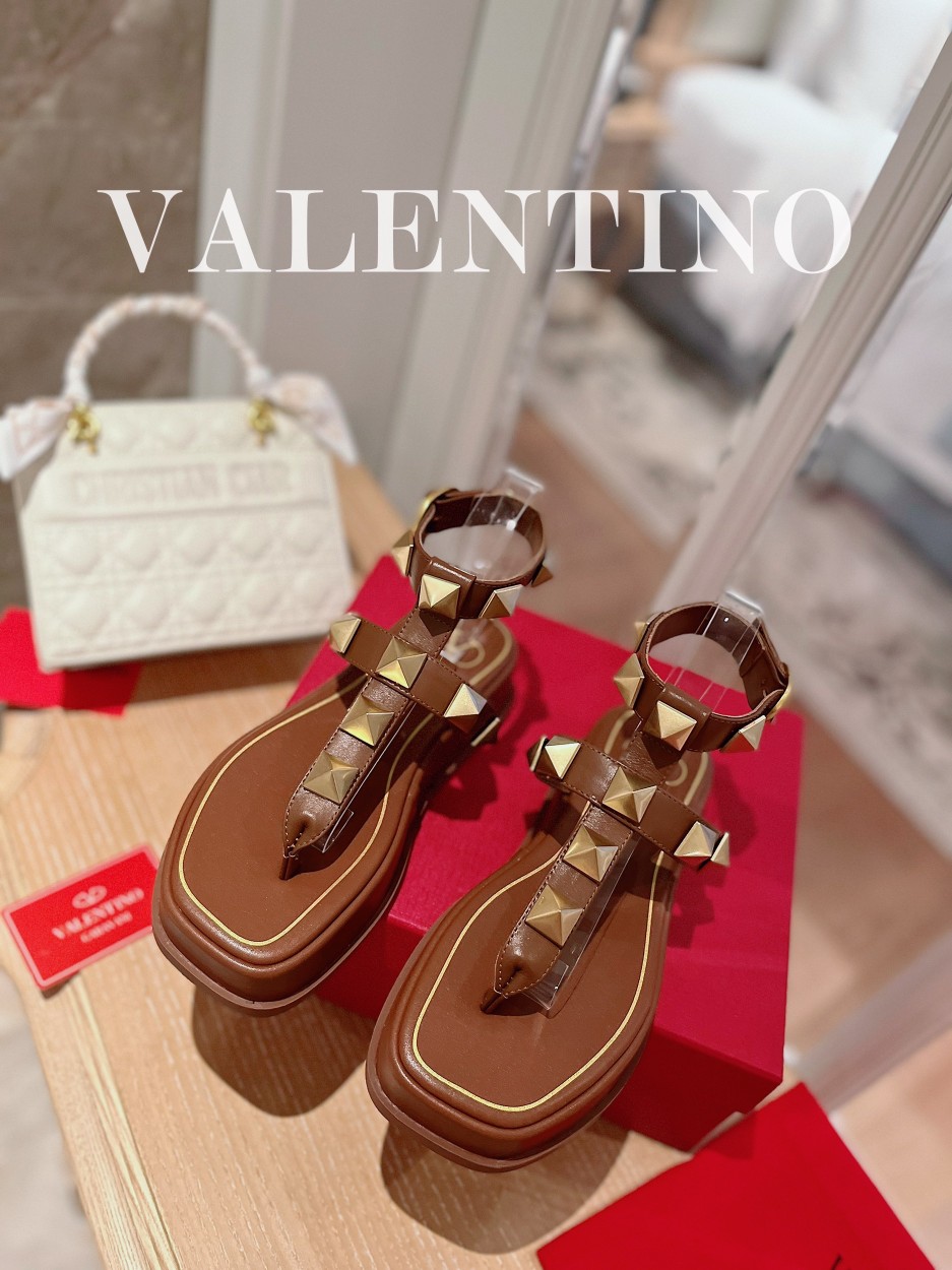 Valentino.华天伦奴专柜最新春款系列V家火铆爆钉金属元素厚底凉鞋.上脚大气奢华艳丽.细节完美.精