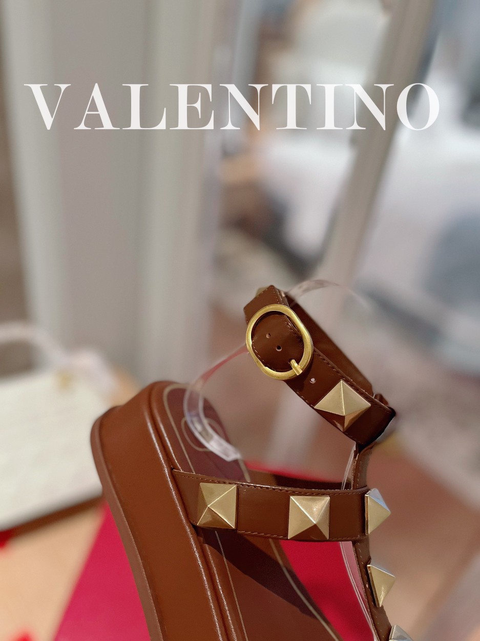 Valentino.华天伦奴专柜最新春款系列V家火铆爆钉金属元素厚底凉鞋.上脚大气奢华艳丽.细节完美.精