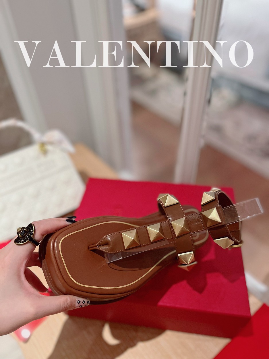 Valentino.华天伦奴专柜最新春款系列V家火铆爆钉金属元素厚底凉鞋.上脚大气奢华艳丽.细节完美.精