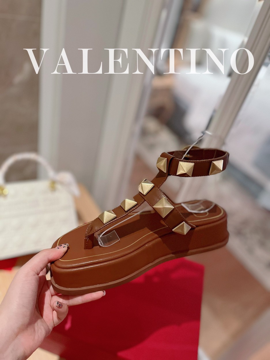 Valentino.华天伦奴专柜最新春款系列V家火铆爆钉金属元素厚底凉鞋.上脚大气奢华艳丽.细节完美.精