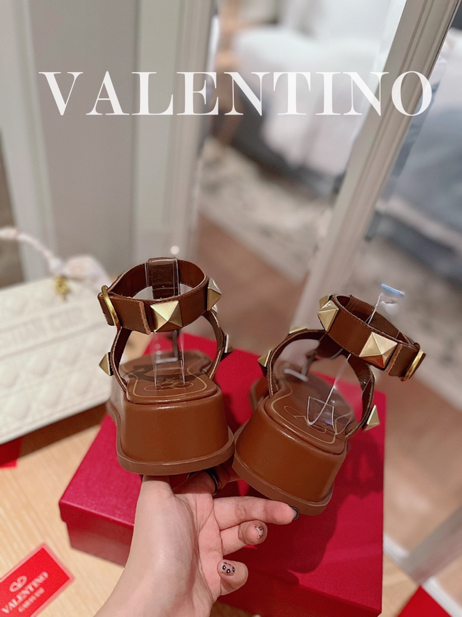 Valentino.华天伦奴专柜最新春款系列V家火铆爆钉金属元素厚底凉鞋.上脚大气奢华艳丽.细节完美.精