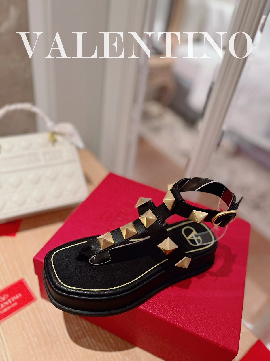 Valentino.华天伦奴专柜最新春款系列V家火铆爆钉金属元素厚底凉鞋.上脚大气奢华艳丽.细节完美.精