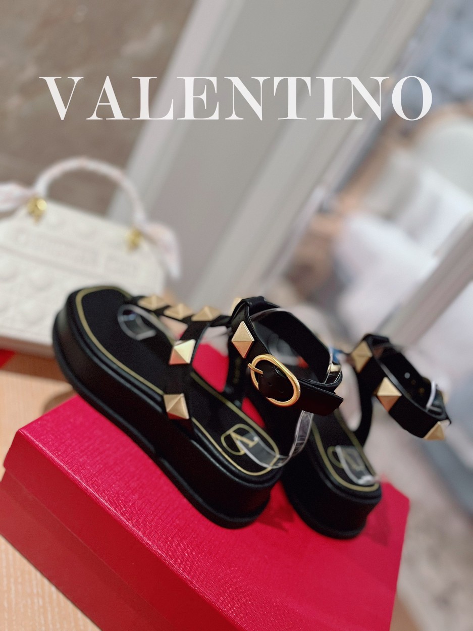 Valentino.华天伦奴专柜最新春款系列V家火铆爆钉金属元素厚底凉鞋.上脚大气奢华艳丽.细节完美.精