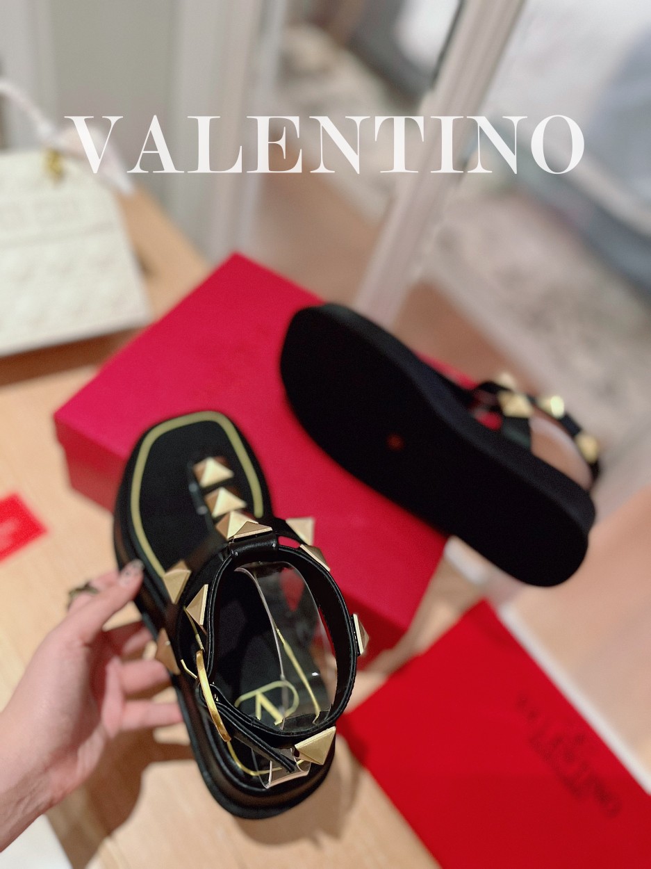 Valentino.华天伦奴专柜最新春款系列V家火铆爆钉金属元素厚底凉鞋.上脚大气奢华艳丽.细节完美.精