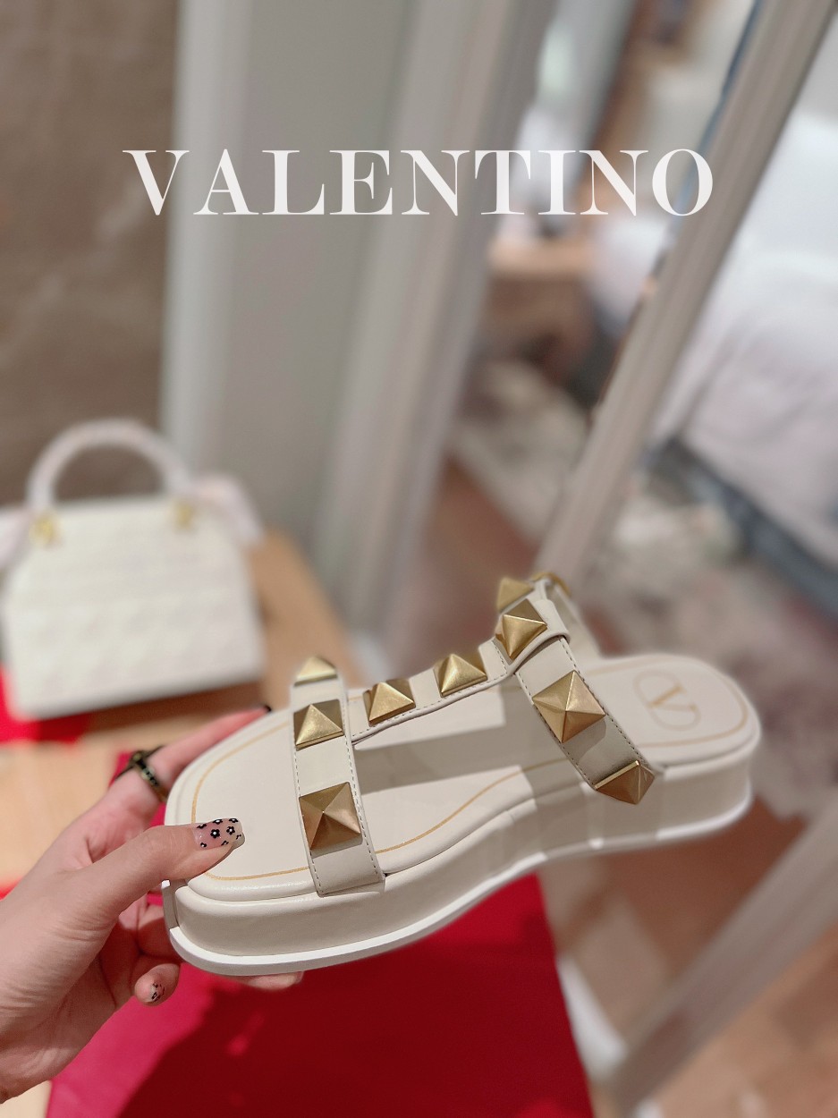 Valentino.华天伦奴专柜最新春款系列V家火铆爆钉金属元素厚底凉鞋.上脚大气奢华艳丽.细节完美.精