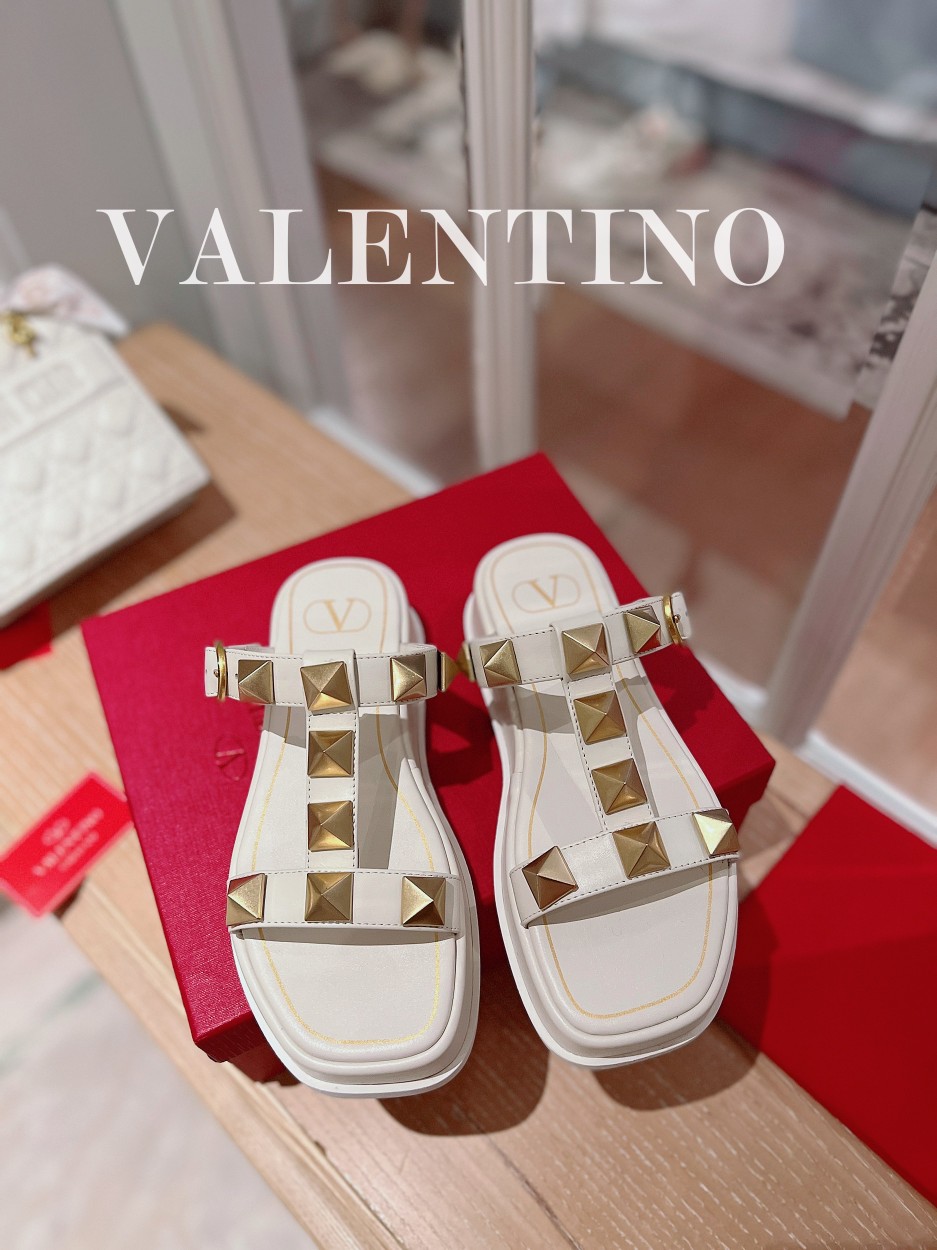 Valentino.华天伦奴专柜最新春款系列V家火铆爆钉金属元素厚底凉鞋.上脚大气奢华艳丽.细节完美.精