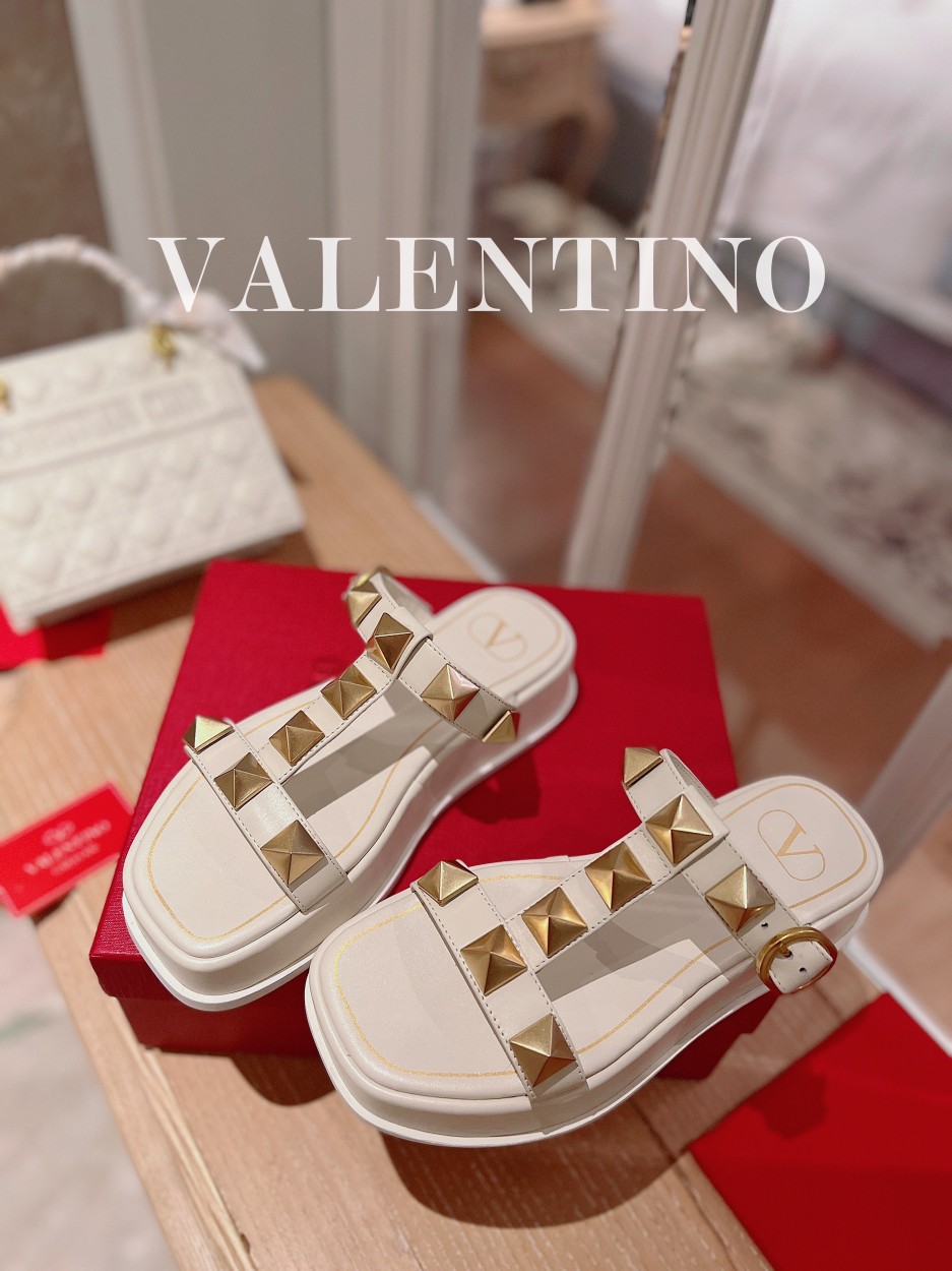 Valentino.华天伦奴专柜最新春款系列V家火铆爆钉金属元素厚底凉鞋.上脚大气奢华艳丽.细节完美.精