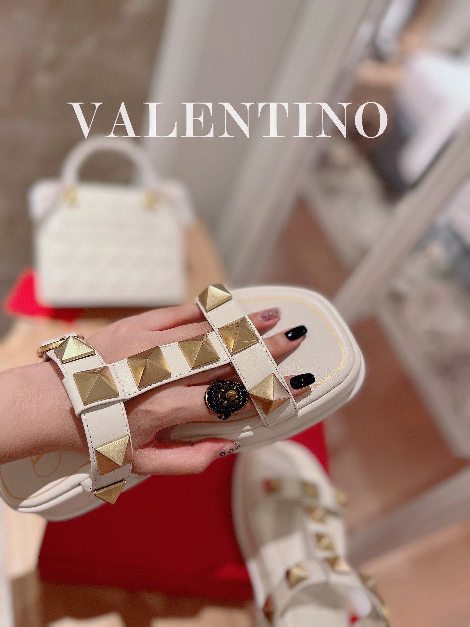 Valentino.华天伦奴专柜最新春款系列V家火铆爆钉金属元素厚底凉鞋.上脚大气奢华艳丽.细节完美.精