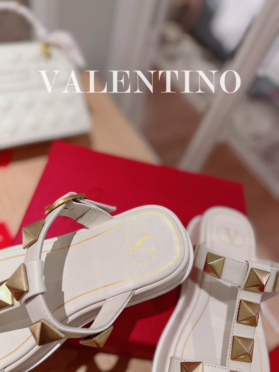 Valentino.华天伦奴专柜最新春款系列V家火铆爆钉金属元素厚底凉鞋.上脚大气奢华艳丽.细节完美.精