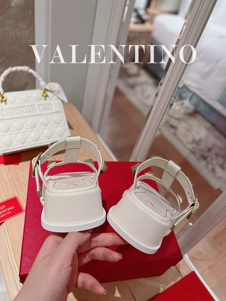 Valentino.华天伦奴专柜最新春款系列V家火铆爆钉金属元素厚底凉鞋.上脚大气奢华艳丽.细节完美.精