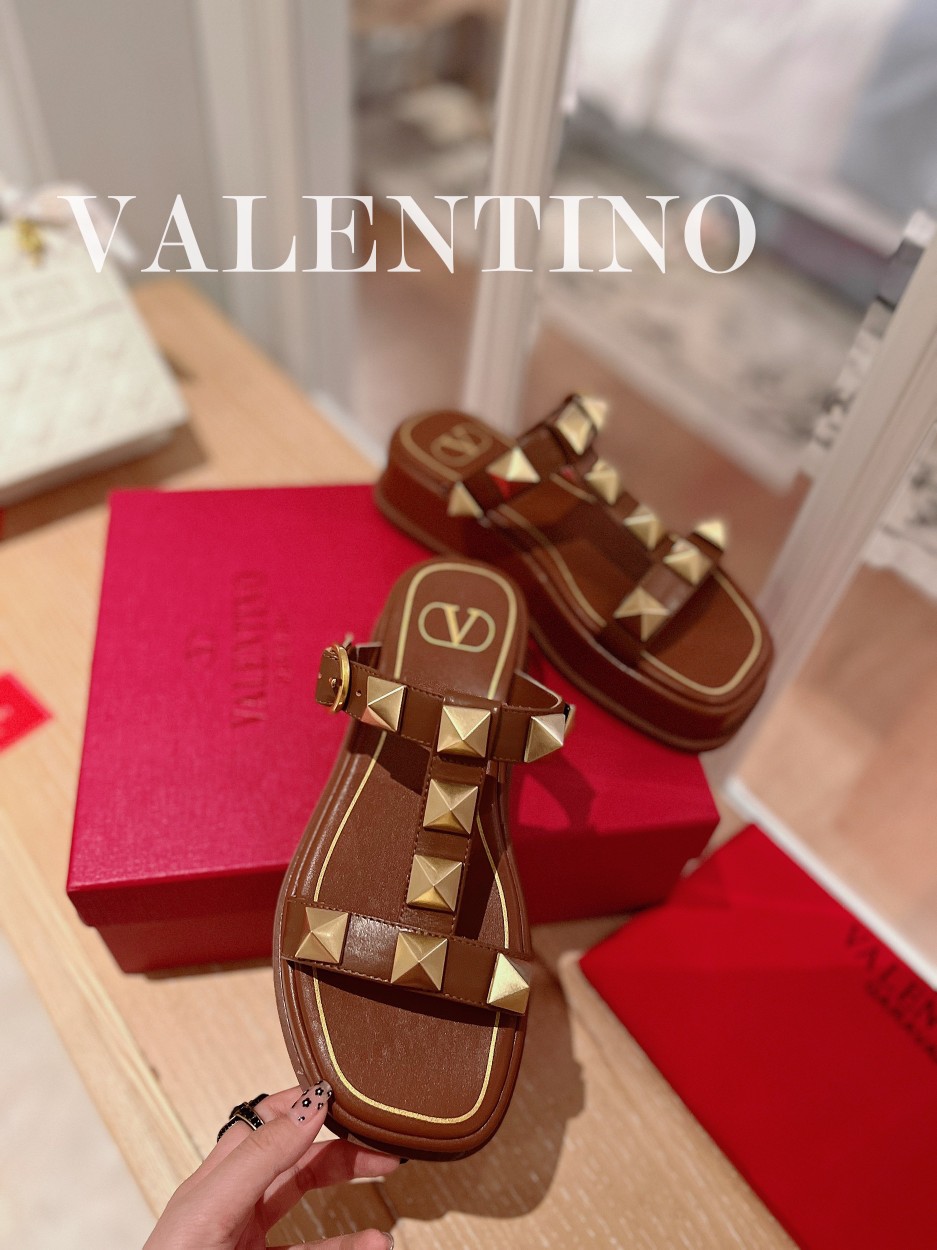 Valentino.华天伦奴专柜最新春款系列V家火铆爆钉金属元素厚底凉鞋.上脚大气奢华艳丽.细节完美.精