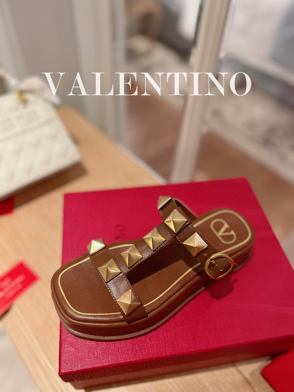 Valentino.华天伦奴专柜最新春款系列V家火铆爆钉金属元素厚底凉鞋.上脚大气奢华艳丽.细节完美.精