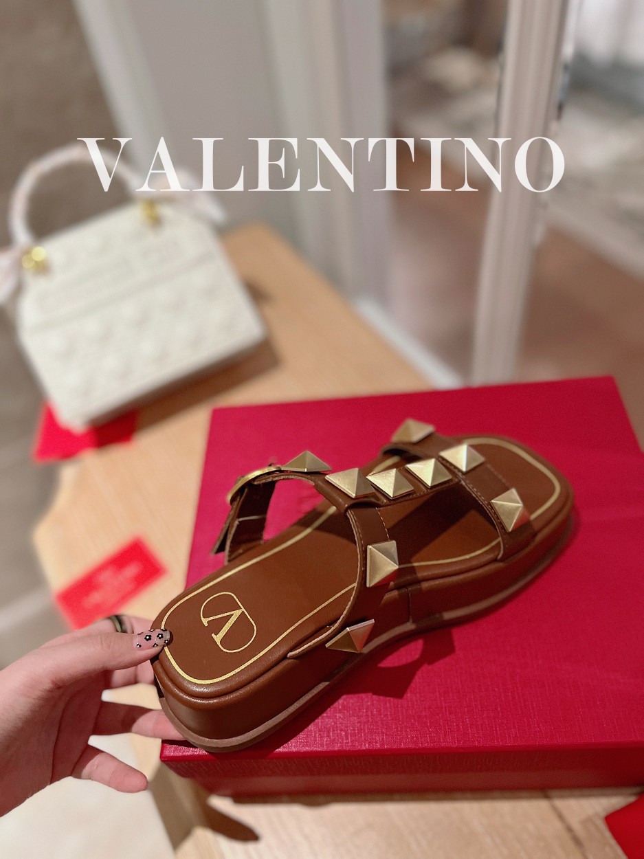 Valentino.华天伦奴专柜最新春款系列V家火铆爆钉金属元素厚底凉鞋.上脚大气奢华艳丽.细节完美.精