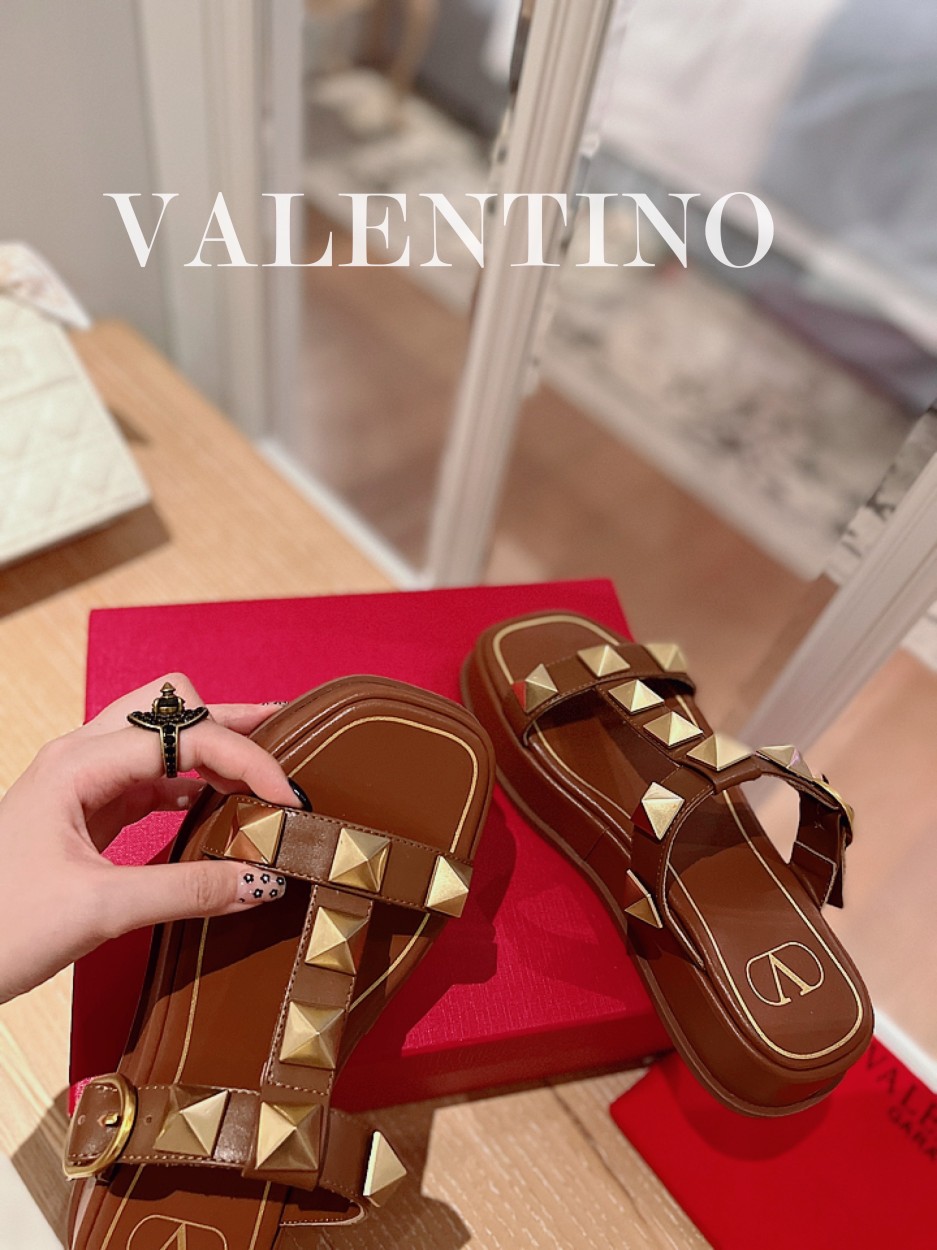 Valentino.华天伦奴专柜最新春款系列V家火铆爆钉金属元素厚底凉鞋.上脚大气奢华艳丽.细节完美.精