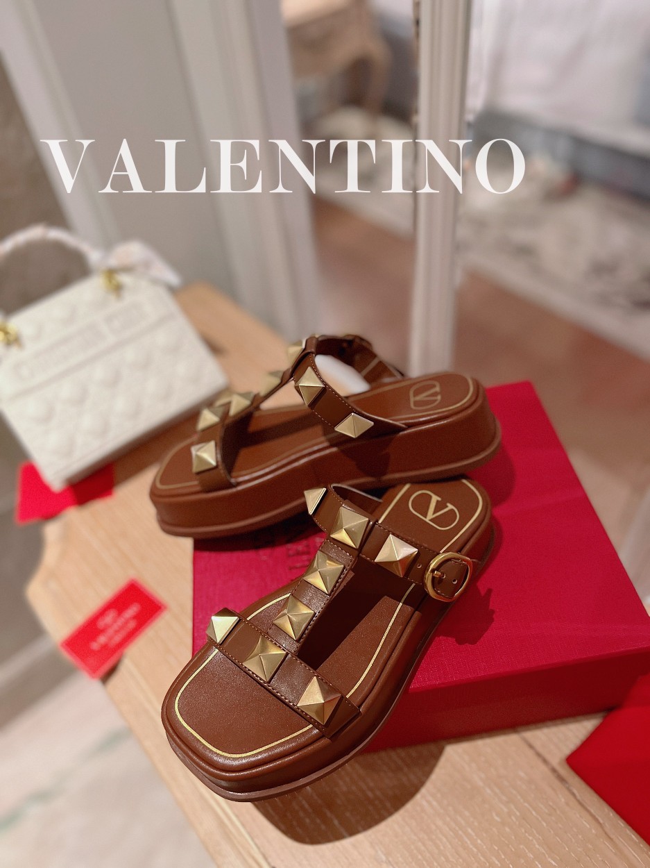 Valentino.华天伦奴专柜最新春款系列V家火铆爆钉金属元素厚底凉鞋.上脚大气奢华艳丽.细节完美.精