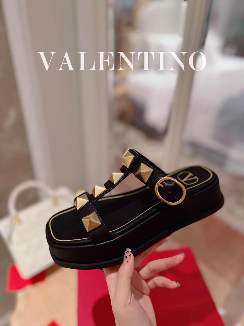 Valentino.华天伦奴专柜最新春款系列V家火铆爆钉金属元素厚底凉鞋.上脚大气奢华艳丽.细节完美.精